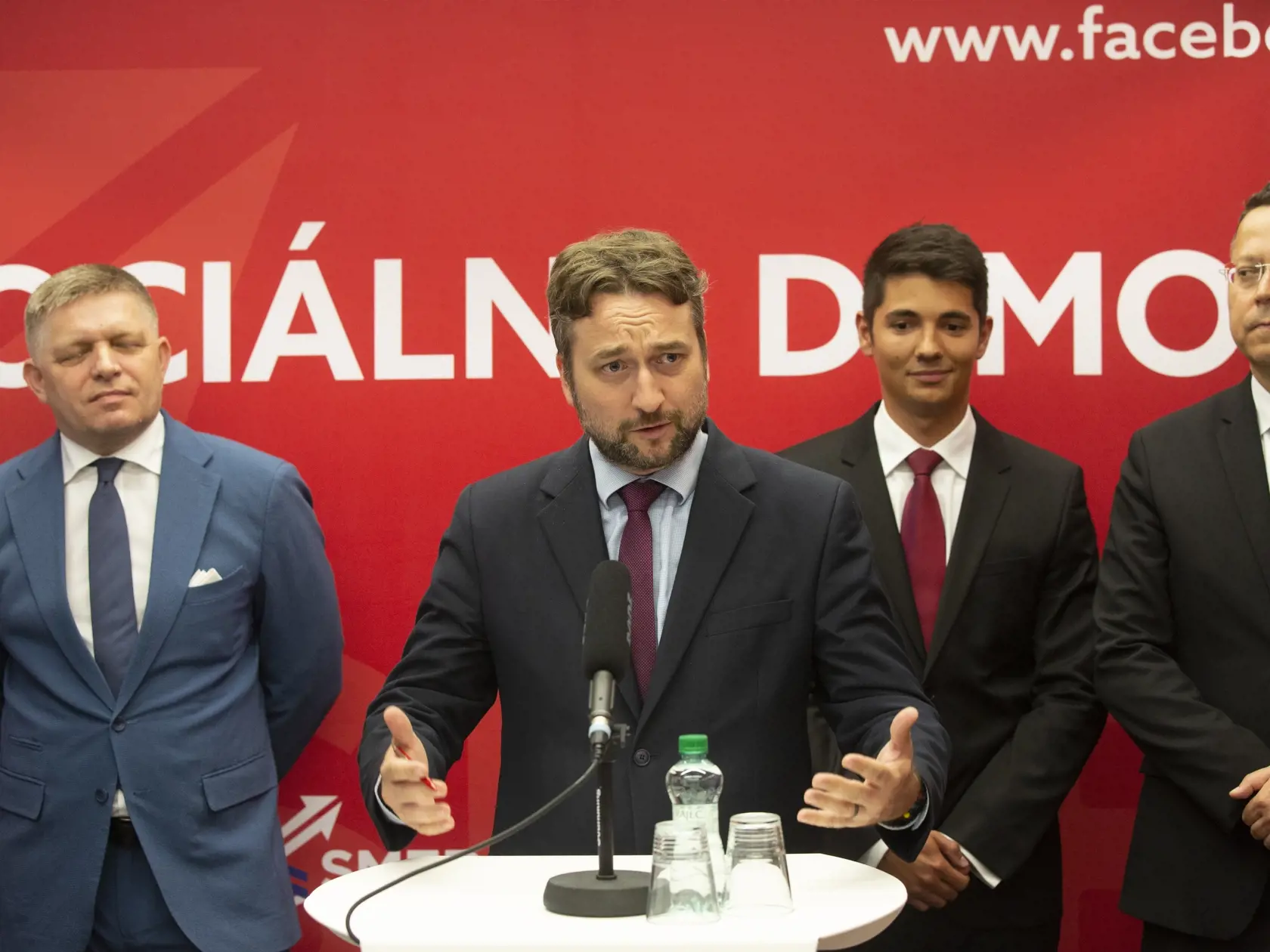 Pracovný snem strany SMER-SD na Súmračnej ulici v BA
Na obr: predsedníctvo Smer-SD
Marián Saloň, Richard Takáč, Róbert Fico, Erik Kaliňák, Ladislav Kamenický, Juraj Blanár