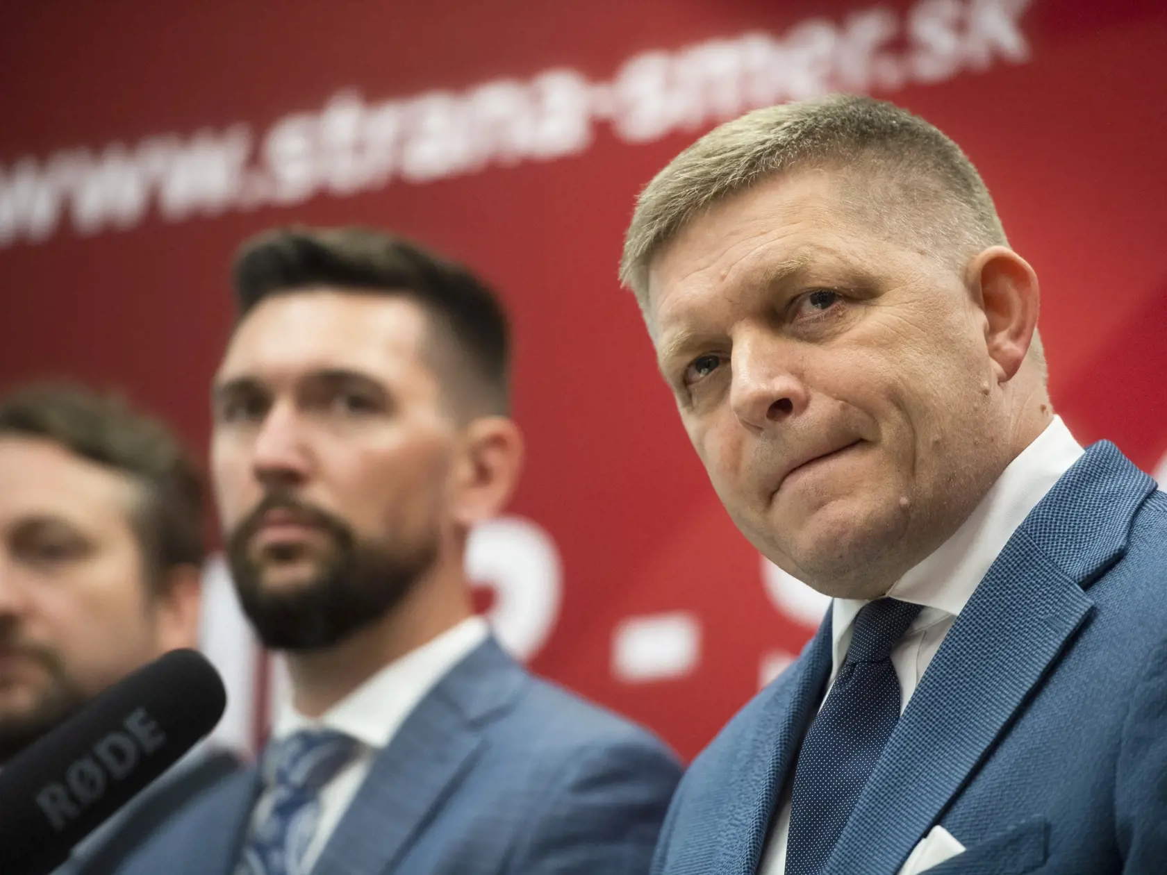 Na snímke sprava staronový predseda SMERu-SD Robert Fico a noví podpredsedovia SMERu-SD Richard Takáč a Ľuboš Blaha počas tlačovej konferencie po pracovnom sneme strany Smer – sociálna demokracia v Bratislave 18. júla 2020. FOTO TASR - Jaroslav Novák
