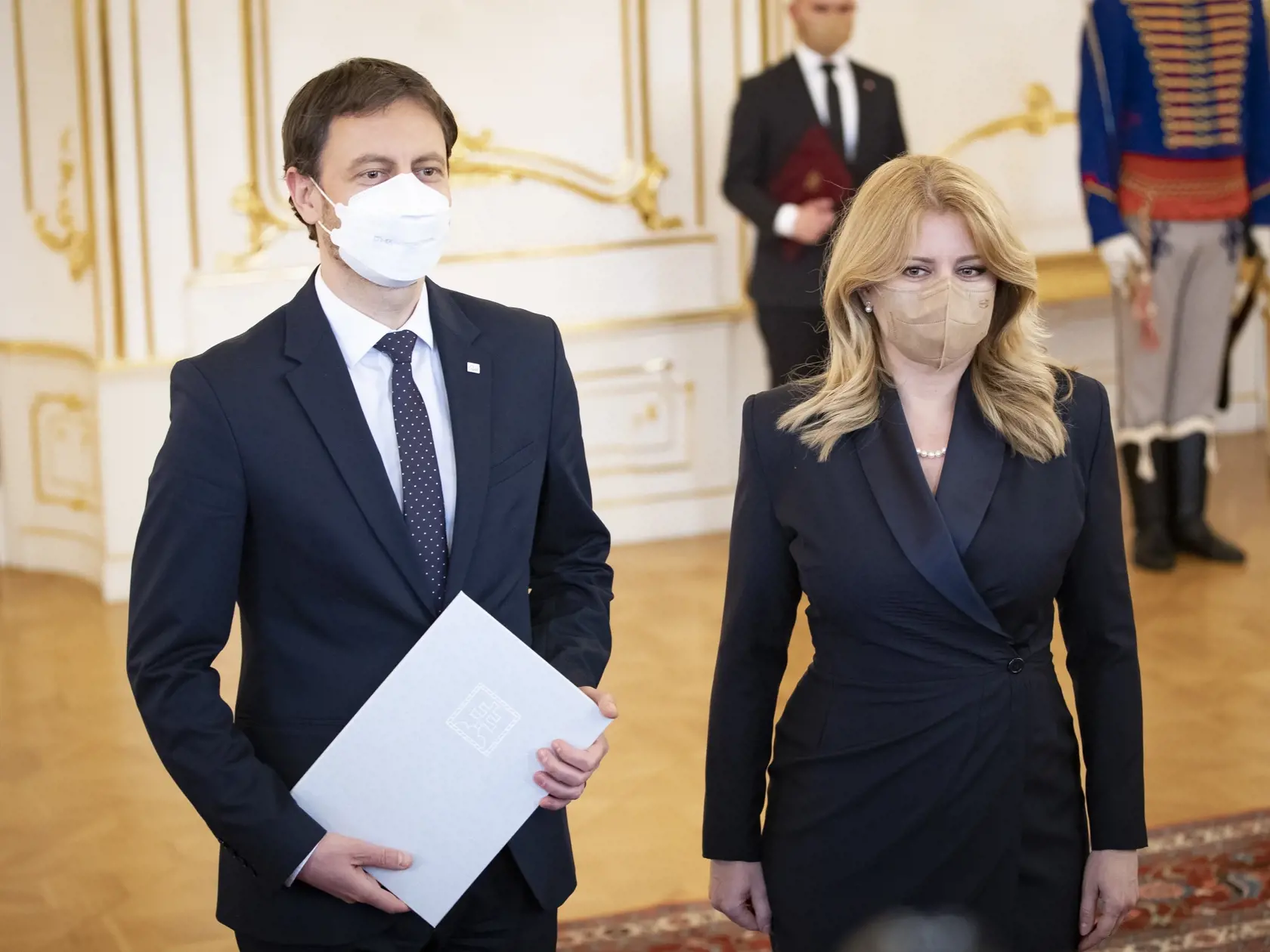 Predseda vlády Slovenskej republiky Igor Matovič počas podania demisie do rúk prezidentky Zuzany Čaputovej, ktorá na post premiéra bezodkladne menovala Eduarda Hegera. Na snímke je Zuzana Čaputová a Eduard Heger