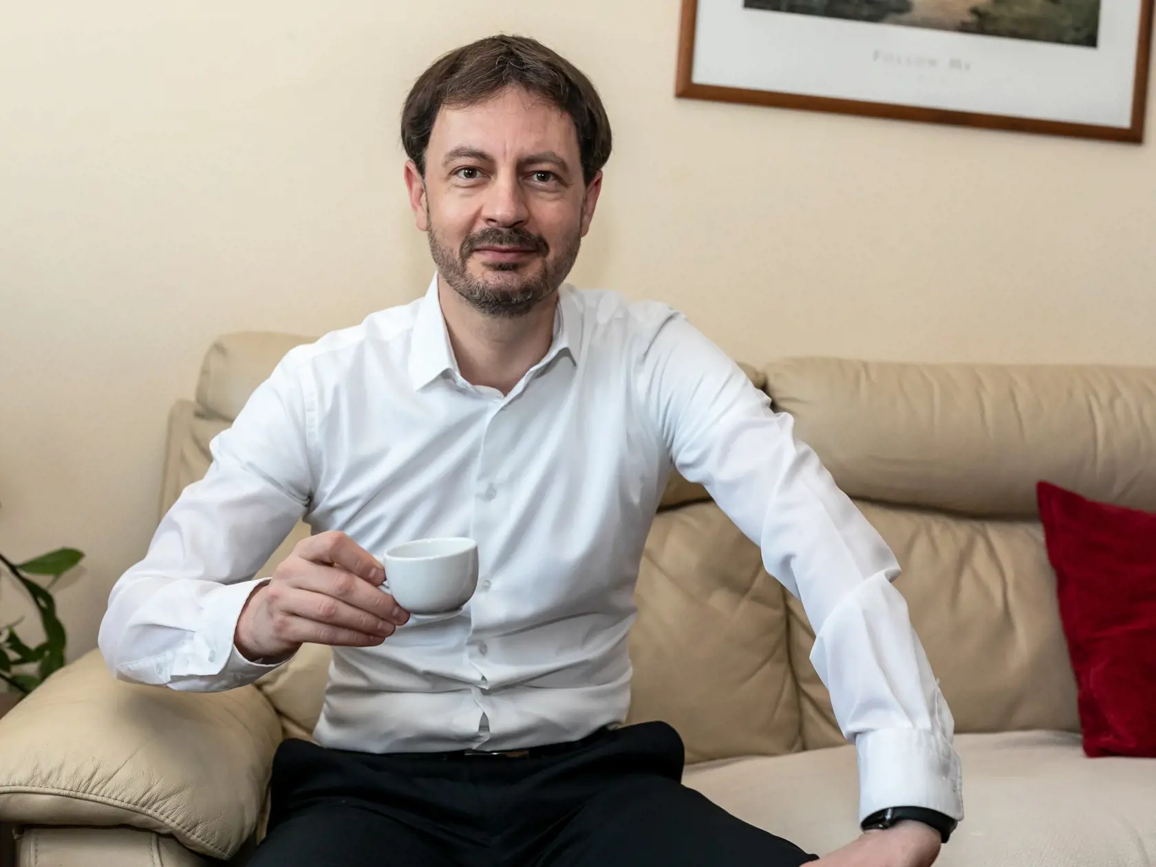 Na snímke je budúci premiér Eduard Heger (OĽANO) ako doma pije kávu pred odchodom na Úrad vlády. 