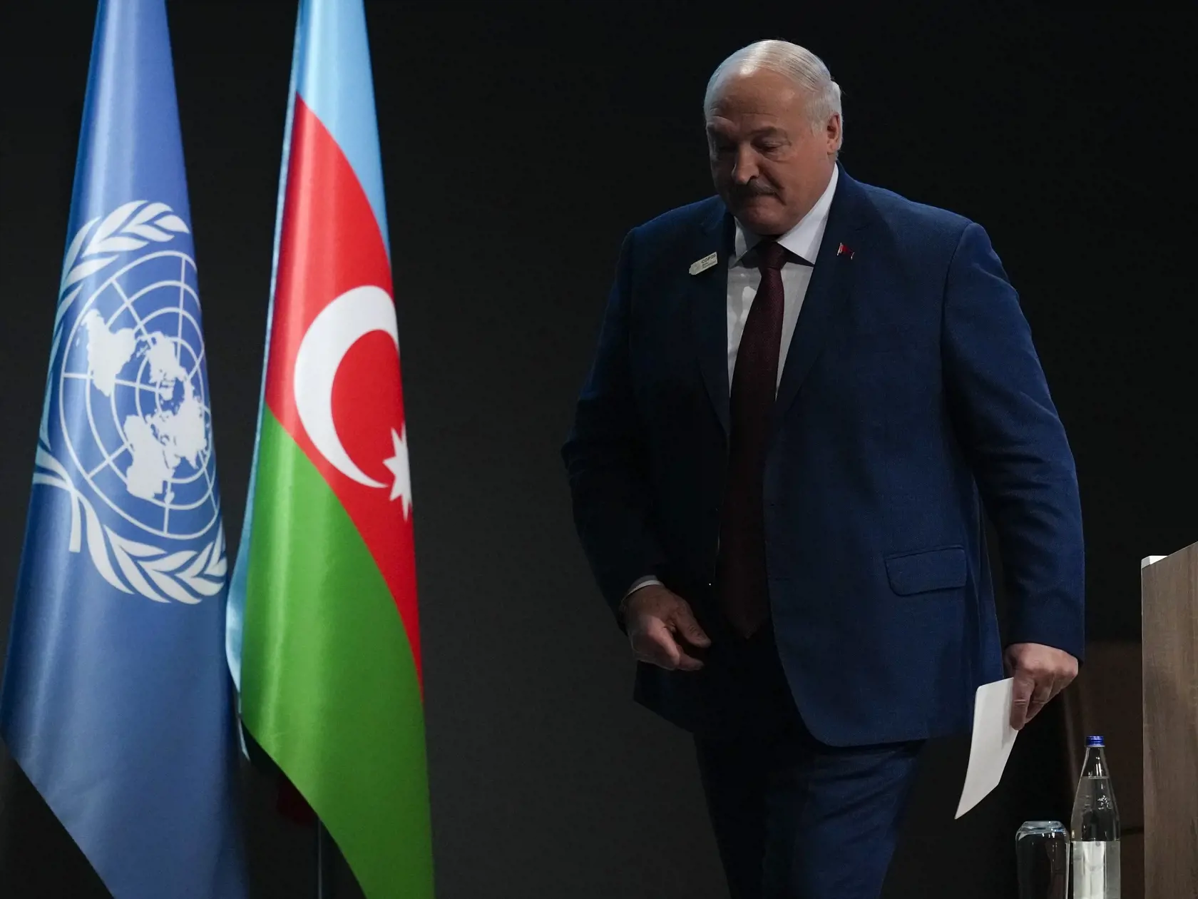 JB 33 Baku - Bieloruský prezident Aleksandr Lukašenko odchádza po jeho príhovore počas plenárneho zasadnutia na Klimatickej konferencii OSN COP 29 v Baku 12. novembra 2024. FOTO TASR/AP

Belarus President Aleksandr Lukashenko leaves after speaking during a plenary session at the COP29 U.N. Climate Summit, Tuesday, Nov. 12, 2024, in Baku, Azerbaijan. (AP Photo/Rafiq Maqbool)