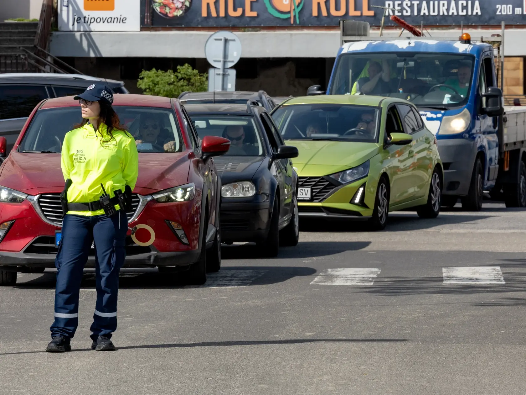 Bezpečnosť na miestach, kde sa trať križuje s cestou či chodníkmi, zabezpečovala mestská polícia a zhotoviteľ.
