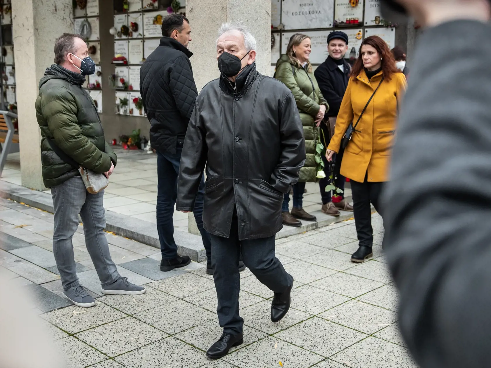 Pohreb speváka Miroslava Žbirku v pražskom krematóriu Strašnice. Na snímke Karel Šíp.