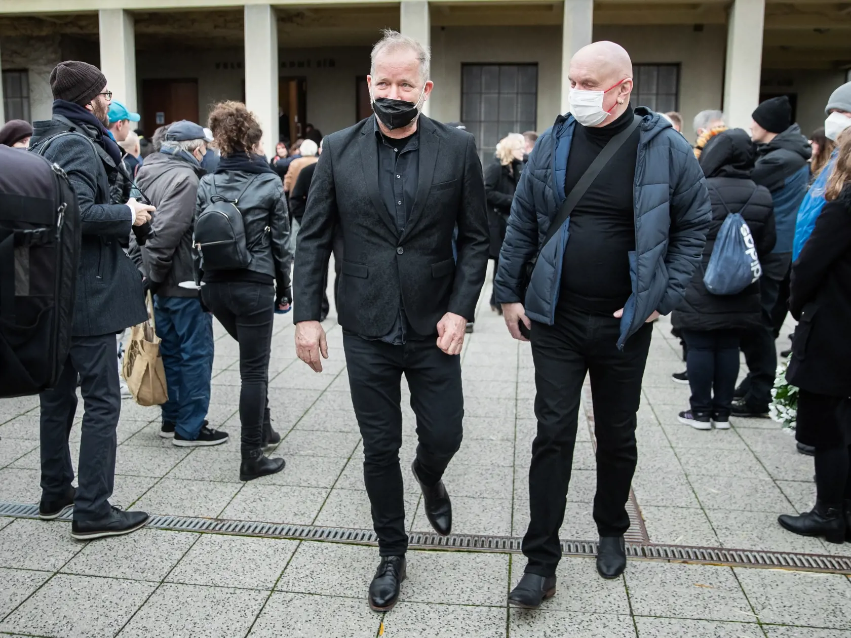 Pohreb speváka Miroslava Žbirku v pražskom krematóriu Strašnice. Na snímke David Koller.