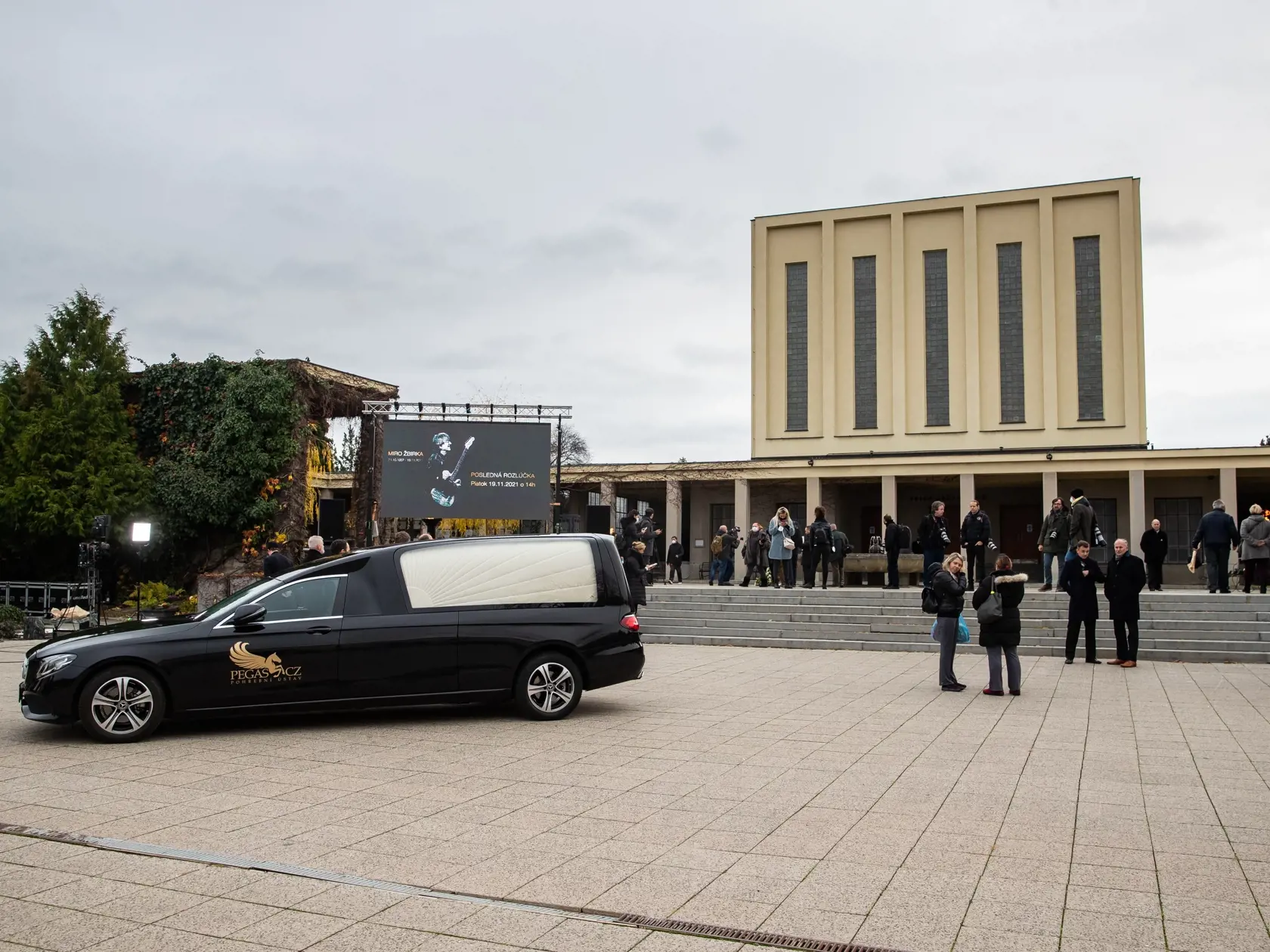 Pohreb speváka Miroslava Žbirku v pražskom krematóriu Strašnice.