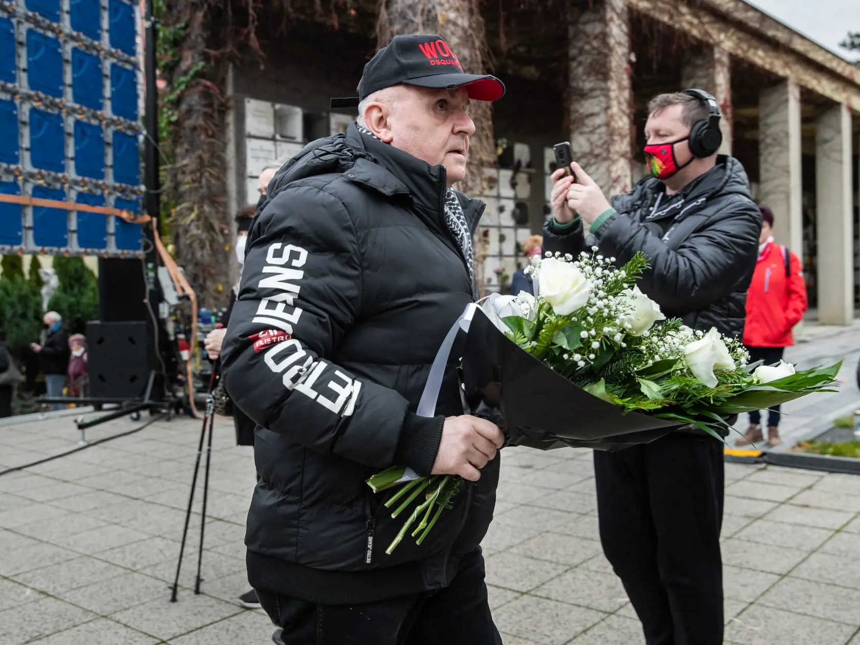 Pohreb speváka Miroslava Žbirku v pražskom krematóriu Strašnice. Na snímke Jožo Ráž.