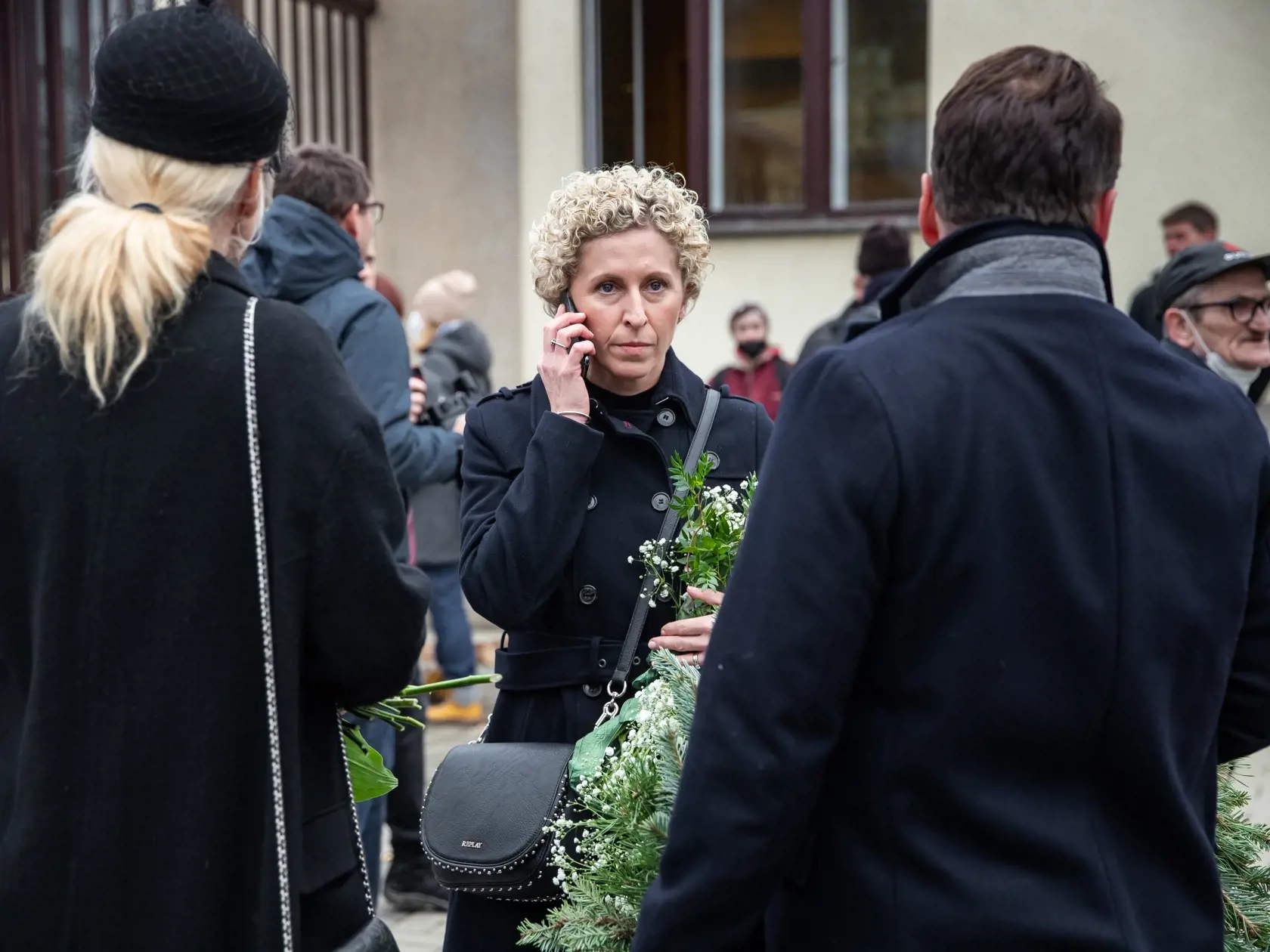 Pohreb speváka Miroslava Žbirku v pražskom krematóriu Strašnice. Na snímke speváčka Martha a Vendula Pizingerová.