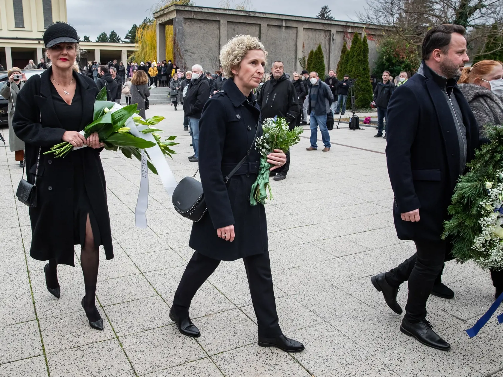 Pohreb speváka Miroslava Žbirku v pražskom krematóriu Strašnice. Na snímke speváčka Martha a Vendula Pizingerová.