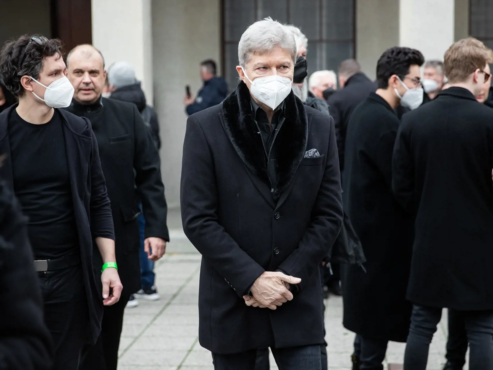 Pohreb speváka Miroslava Žbirku v pražskom krematóriu Strašnice. Na snímke Štefan Skrúcaný a Petr Rychlý.