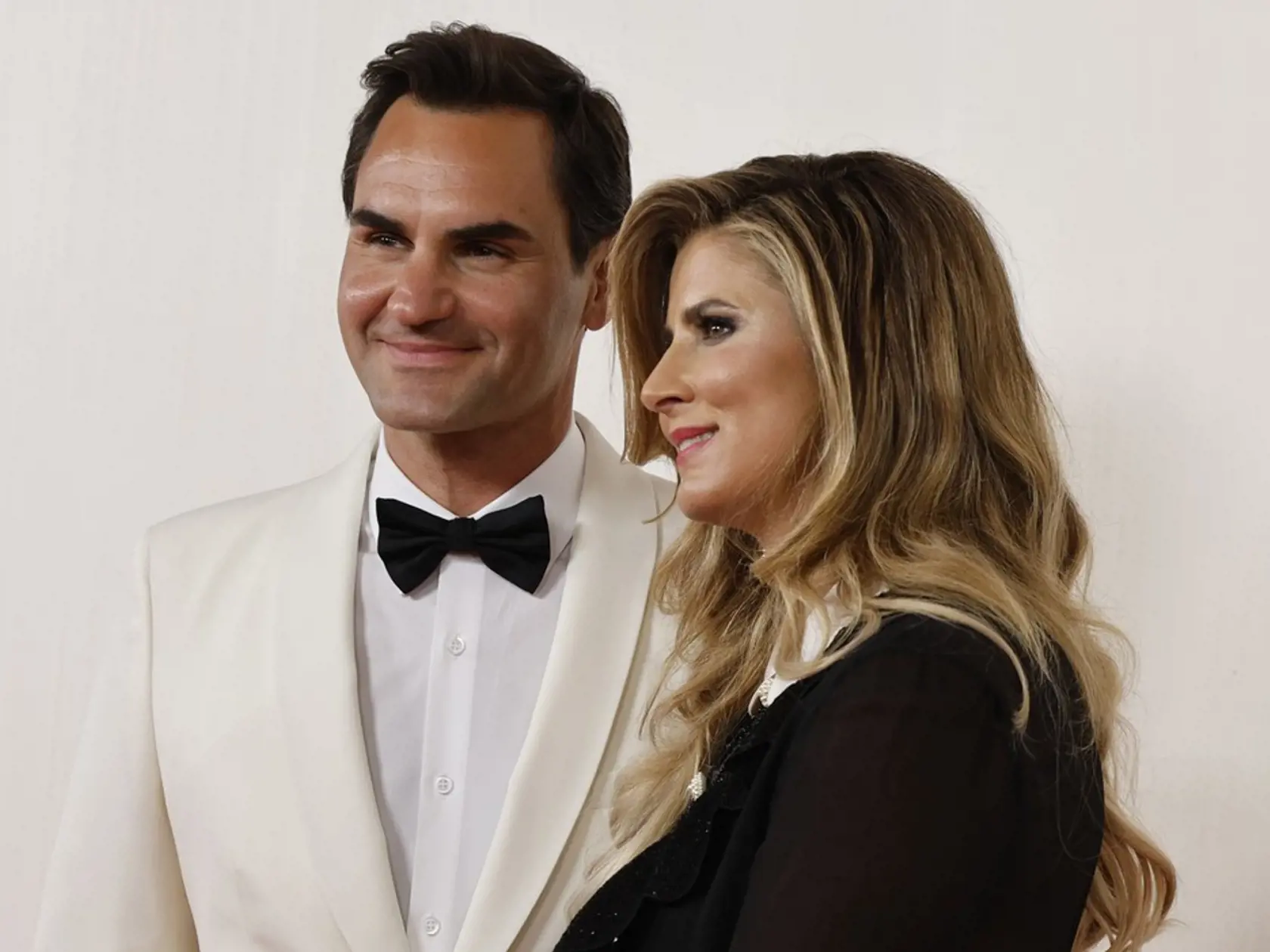 Bývalá svetová jednotka Federer natiahla biely smoking s čiernym motýlikom, Jeho manželka Mirka mal ana sebe čierne šaty s bielym Peter Pan golierom.