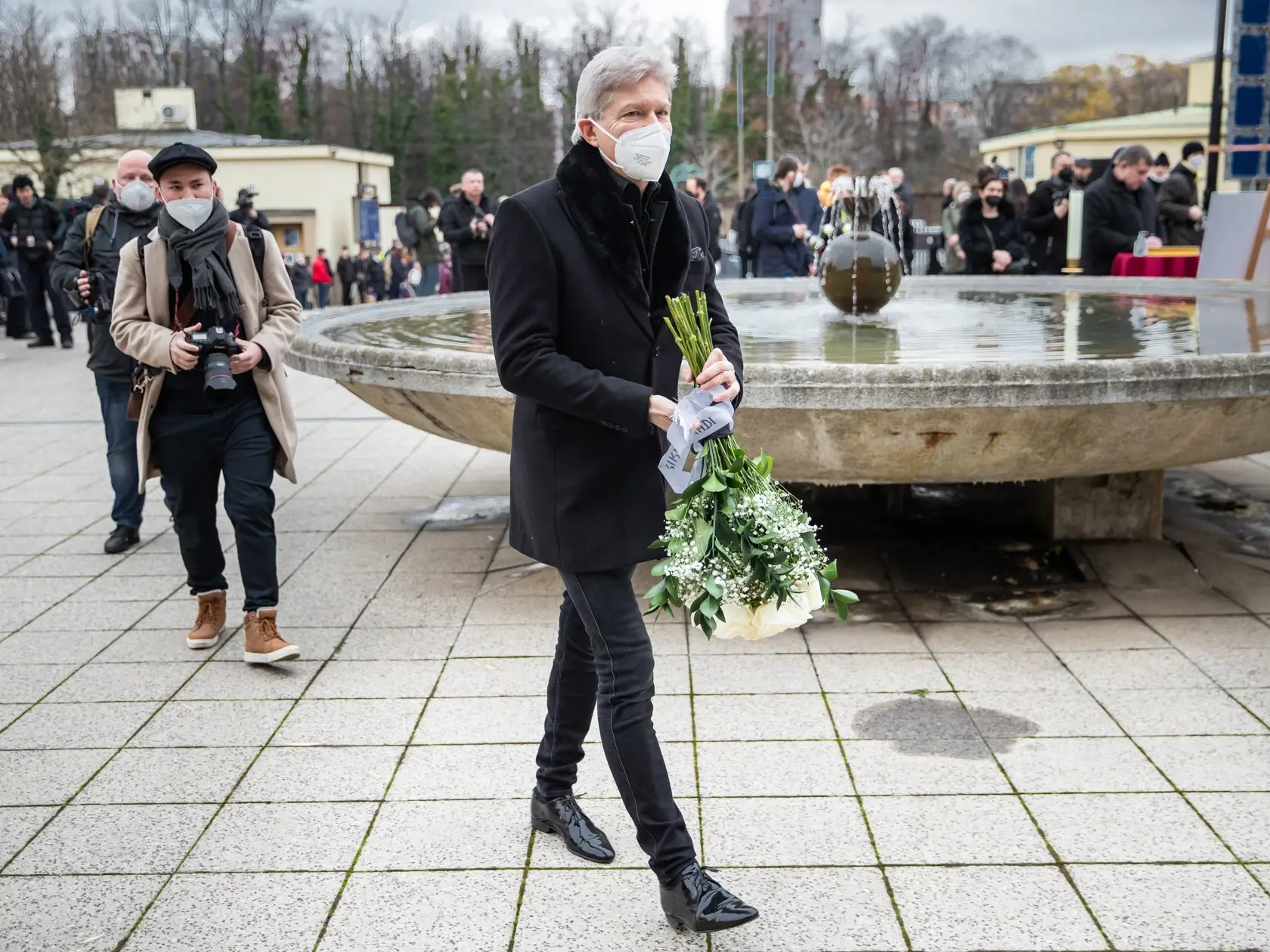 Pohreb speváka Miroslava Žbirku v pražskom krematóriu Strašnice. Na snímke Štefan Skrúcaný.