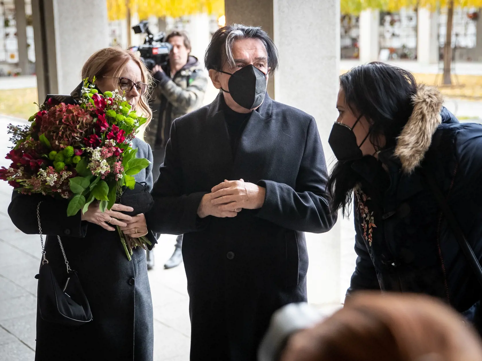 Pohreb speváka Miroslava Žbirku v pražskom krematóriu Strašnice. Na snímke Ladislav Lučenič s manželkou.