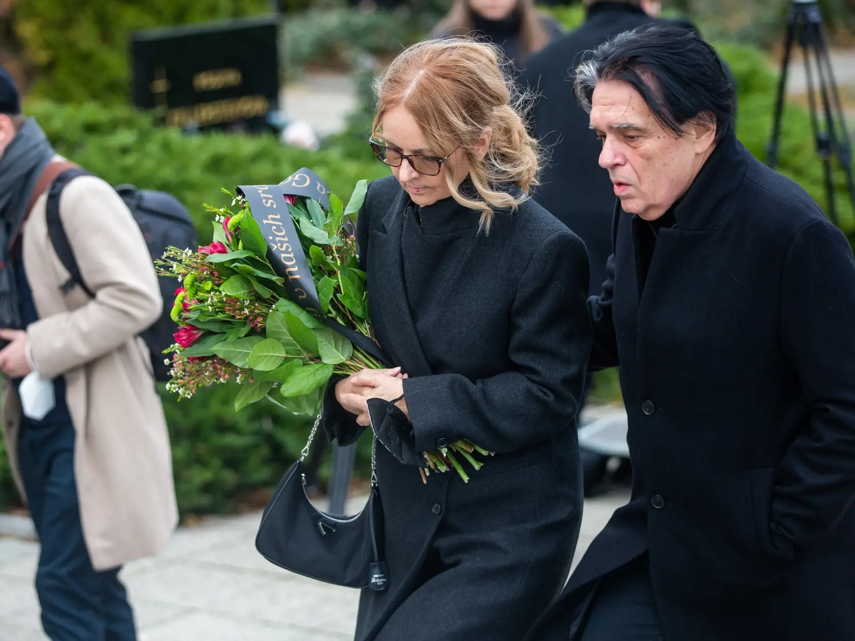 Pohreb speváka Miroslava Žbirku v pražskom krematóriu Strašnice. Na snímke Ladislav Lučenič s manželkou.