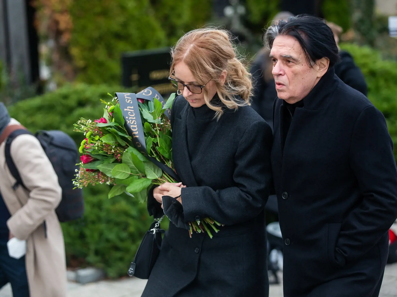 Pohreb speváka Miroslava Žbirku v pražskom krematóriu Strašnice. Na snímke Ladislav Lučenič s manželkou.