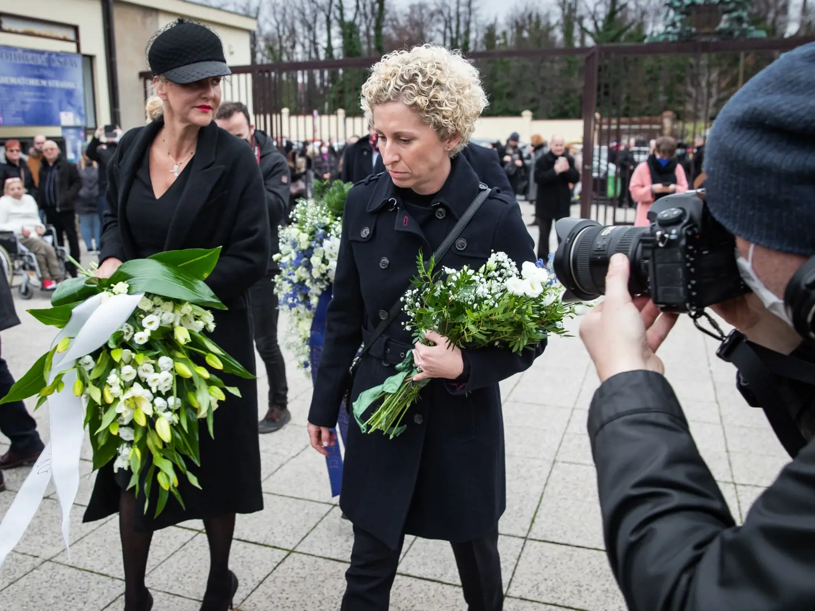 Pohreb speváka Miroslava Žbirku v pražskom krematóriu Strašnice. Na snímke speváčka Martha a Vendula Pizingerová.