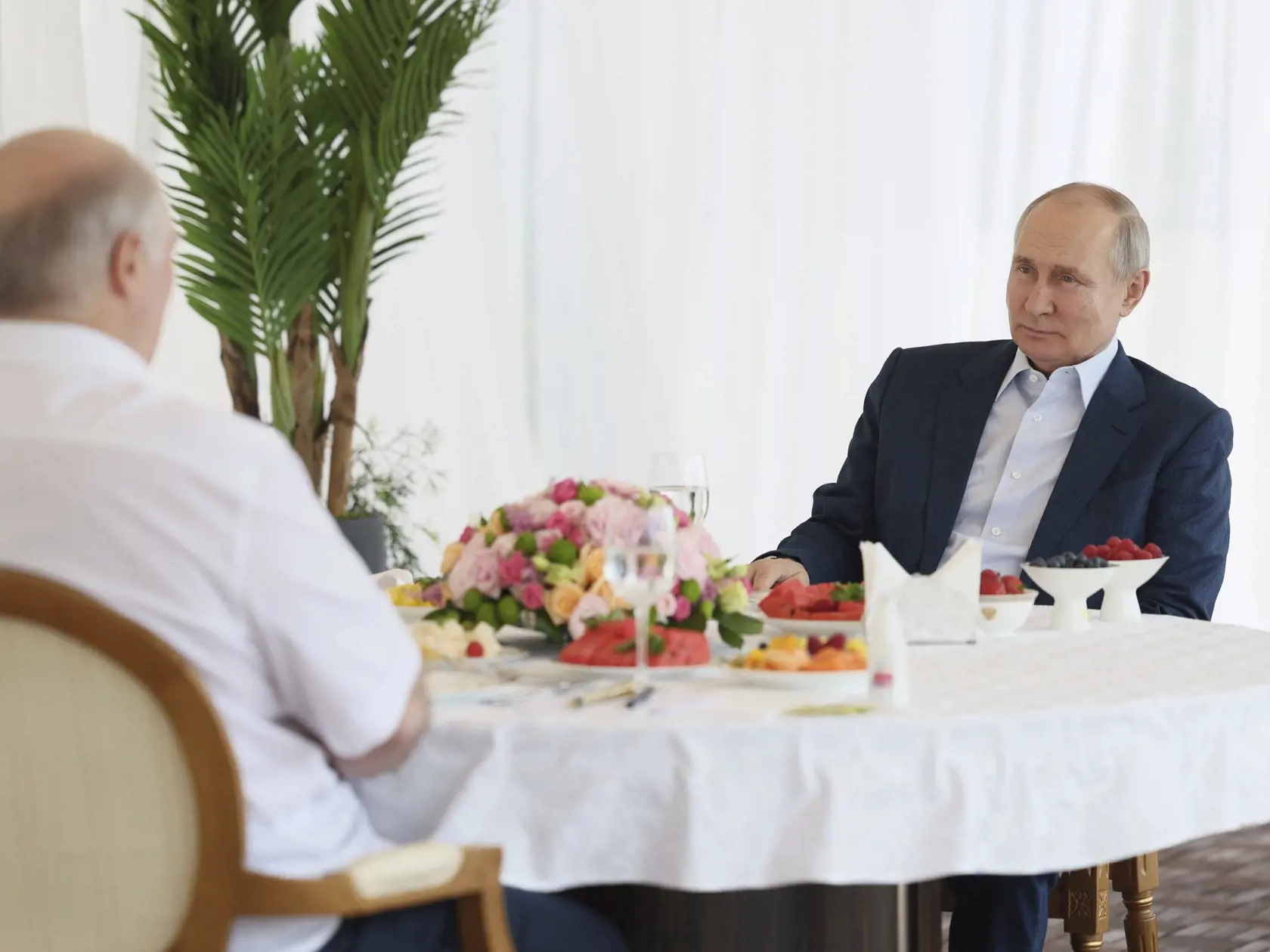 Na snímke sprava ruský prezident Vladimir Putin a bieloruský prezident Alexander Lukašenko počas stretnutia v rezidencii Bočarov Ručej v prímorskom letovisku na Kryme v rezorte Soči 9. júna 2023.