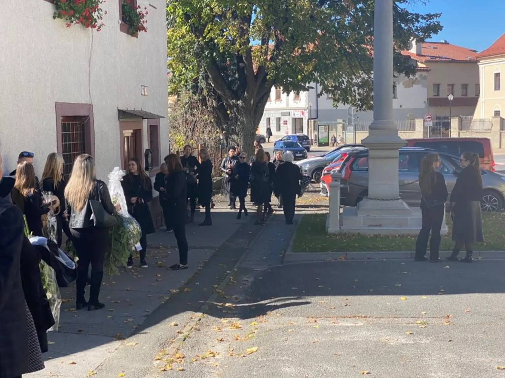 Prví smútiaci sa schádzajú v kostolíku v Poprade-Veľkej, aby sa rozlúčili s Broňou, ktorá zahynula vinou opitého vodiča.