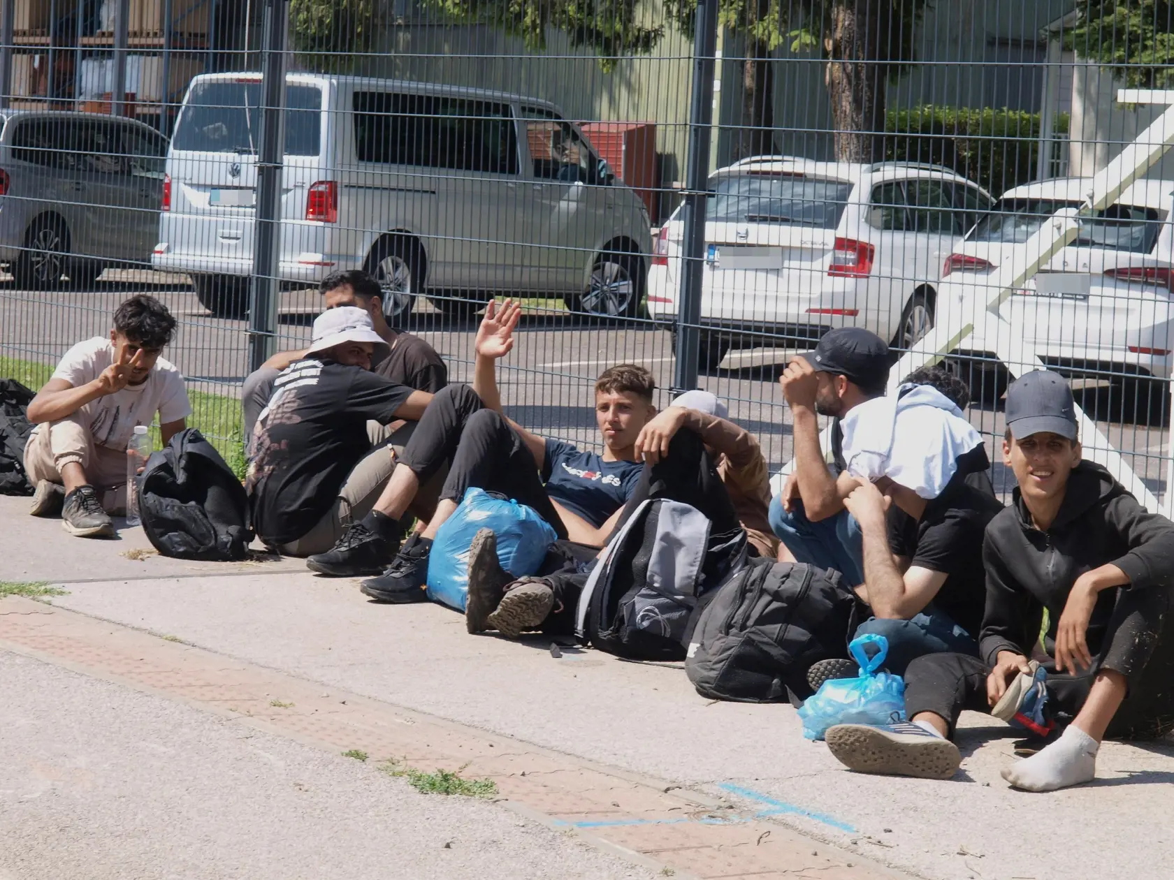 V blízkosti hraníc s Maďarskom polícia vo štvrtok 27. júla 2023 zadržala deväť migrantov. Pre TASR to potvrdila bratislavská krajská policajná hovorkyňa Silvia Šimková. Na vykonanie ďalších potrebných úkonov budú odovzdaní na Riaditeľstvo hraničnej a cudzineckej polície (RHCP). Ich štátna príslušnosť zatiaľ nie je potvrdená. Na snímke zadržaní migranti 27. júla 2023 v bratislavskej mestskej časti Petržalka. FOTO TASR - Miroslav Košírer