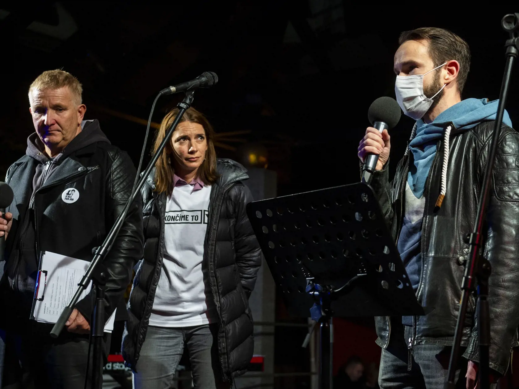 Na snímke zľava režisér Nikita Slovák, herečka Dorota Nvotová a doktor Peter Sabaka počas zhromaždenia apolitickej iniciatívy Za morálku, spravodlivosť a lepšiu krajinu 27. októbra 2021 v Bratislave. 