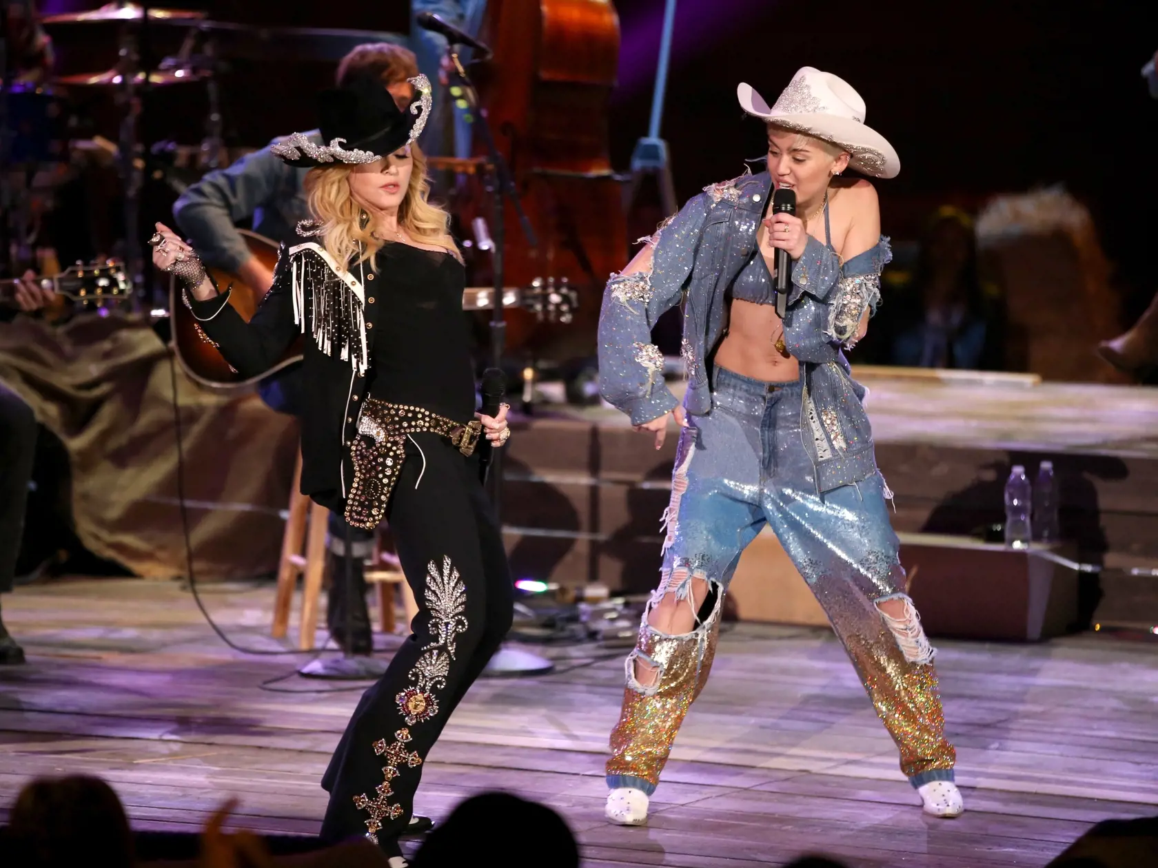 Odvážne outfity, vynikajúce songy a tanec - Dara v mnohom pripomína spevácku legendu Madonnu. Miley Cyrus: MTV Unplugged - Fixed Show