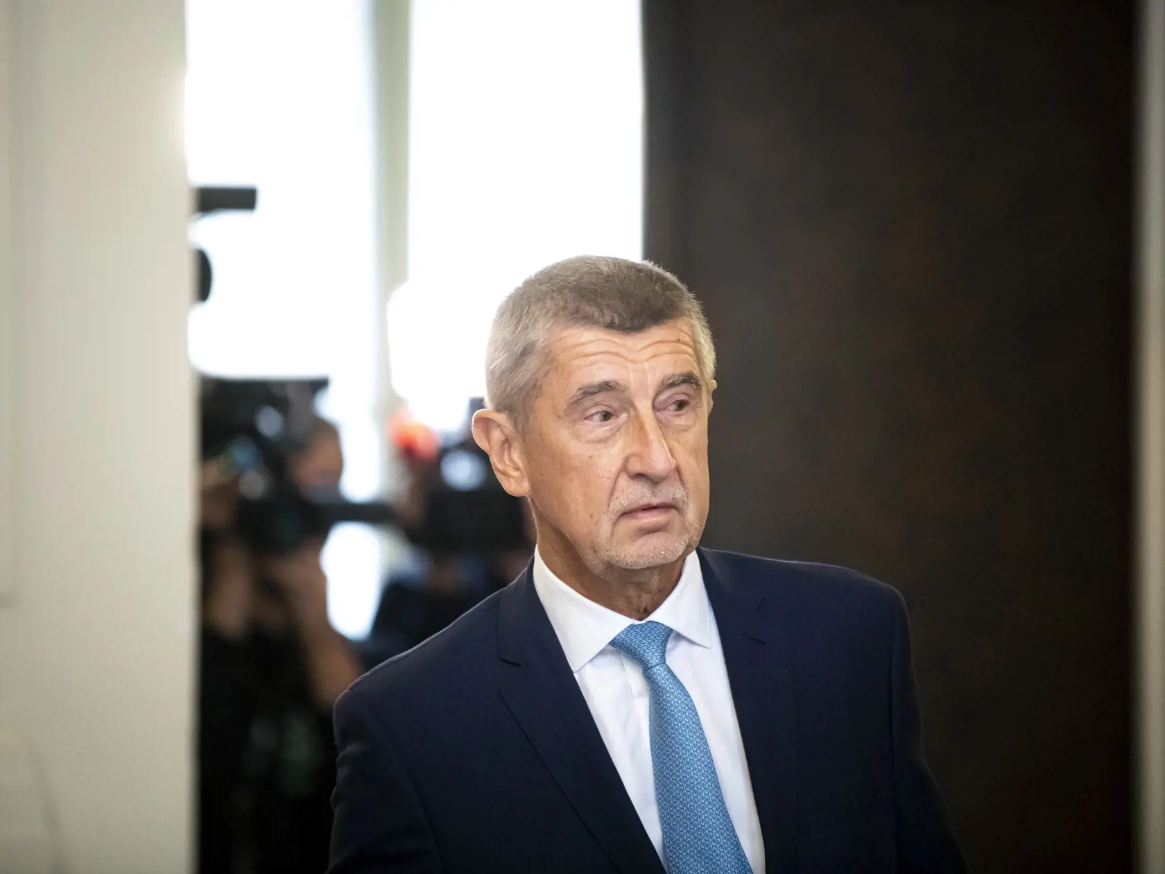 Slovenskí rodáci, ktorí sa dostali do politiky, nemajú problém so zákonom iba v našej krajine. Rodený Bratislavčan a bývalý český premiér Andrej Babiš prichádza na Mestský súd v Prahe v pondelok 12. septembra 2022. Babiš čelí obvineniam pre podvody v súvislosti s farmou Čapí hnízdo.