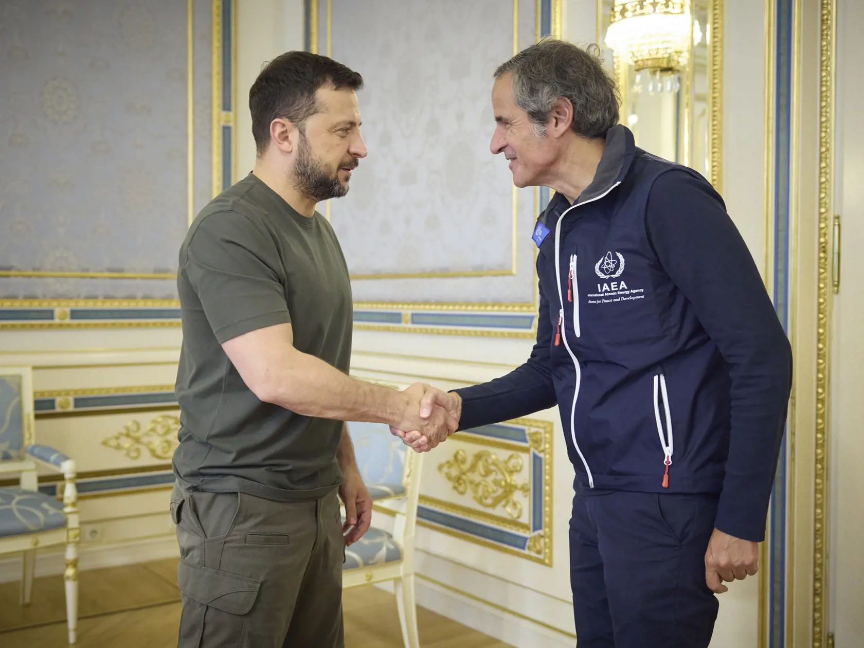 Minulý týždeň MAAE vo vyhlásení uviedla, že Grossi navštívi Kyjev kvôli stretnutiam na vysokej úrovni s cieľom zabezpečiť jadrovú bezpečnosť v prebiehajúcej vojne. MAAE a ukrajinskí predstavitelia sa v septembri dohodli, že odborníci z agentúry budú okrem monitorovania jadrových elektrární monitorovať aj situáciu v kľúčových ukrajinských elektrických staniciach.