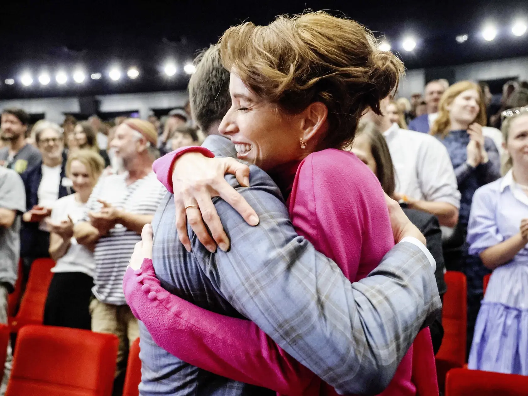 Zaskočený úspechom. Jiří Mádl dorazil na premiéru s partnerkou Katarínou, tlieskal mu aj Jiří Bartoška s manželkou a dojatá Táňa Pauhofová ho objala.