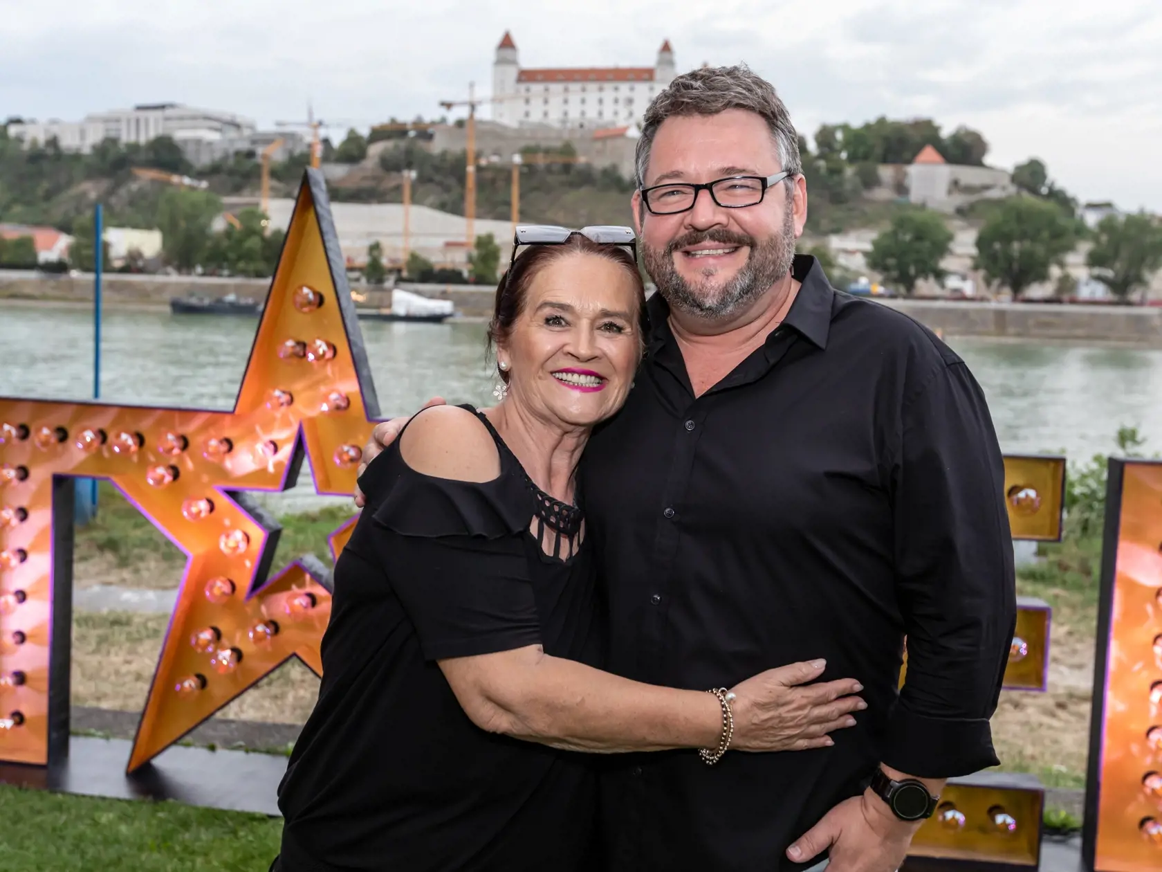 Takto sa Hana Gregorová túlila k hercovi Michalovi Hudákovi, s ktorým si robili spoločnú fotku.