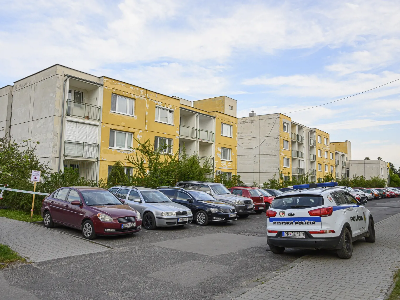 Päť zamestnancov a 42 klientov z Domova sociálnych služieb (DSS) Pezinok bolo pozitívne testovaných na nový koronavírus. Otestovaných bolo spolu 78 klientov a 25 ľudí z personálu. TASR o tom informovala hovorkyňa Regionálneho úradu verejného zdravotníctva Bratislava Katarína Nosálová. Na snímke Domov sociálnych služieb v Pezinku 13. apríla 2020. FOTO TASR - Michal Svítok