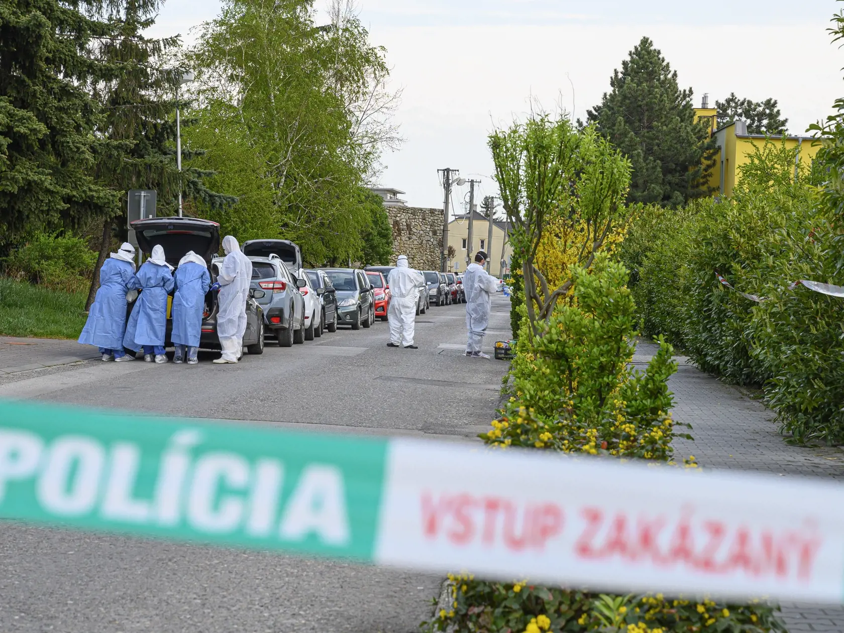 Päť zamestnancov a 42 klientov z Domova sociálnych služieb (DSS) Pezinok bolo pozitívne testovaných na nový koronavírus. Otestovaných bolo spolu 78 klientov a 25 ľudí z personálu. TASR o tom informovala hovorkyňa Regionálneho úradu verejného zdravotníctva Bratislava Katarína Nosálová. Na snímke Domov sociálnych služieb v Pezinku a ľudia v ochranných oblekoch 13. apríla 2020. FOTO TASR - Michal Svítok