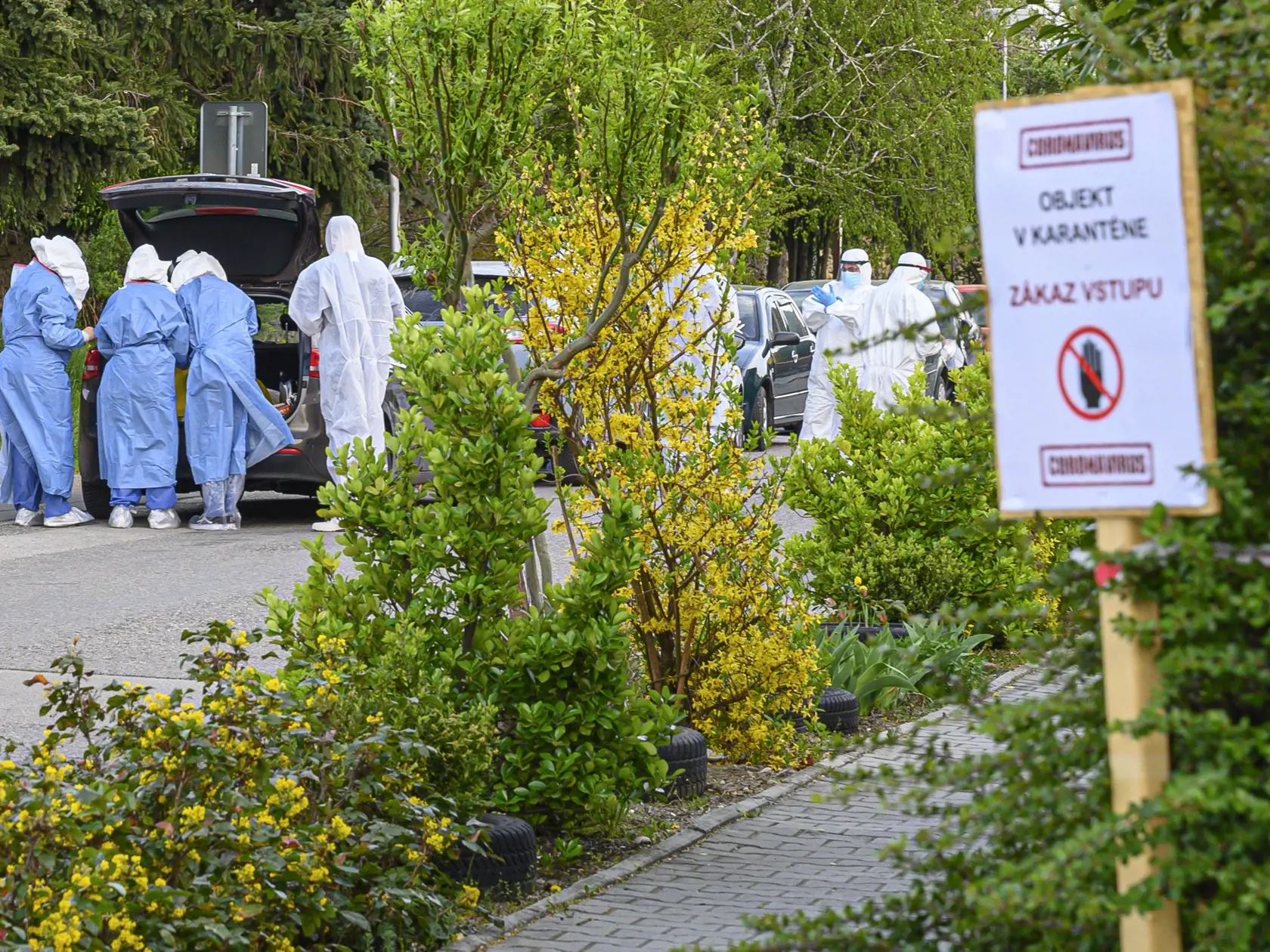 Päť zamestnancov a 42 klientov z Domova sociálnych služieb (DSS) Pezinok bolo pozitívne testovaných na nový koronavírus. Otestovaných bolo spolu 78 klientov a 25 ľudí z personálu. TASR o tom informovala hovorkyňa Regionálneho úradu verejného zdravotníctva Bratislava Katarína Nosálová. Na snímke Domov sociálnych služieb v Pezinku a ľudia v ochranných oblekoch 13. apríla 2020. FOTO TASR - Michal Svítok