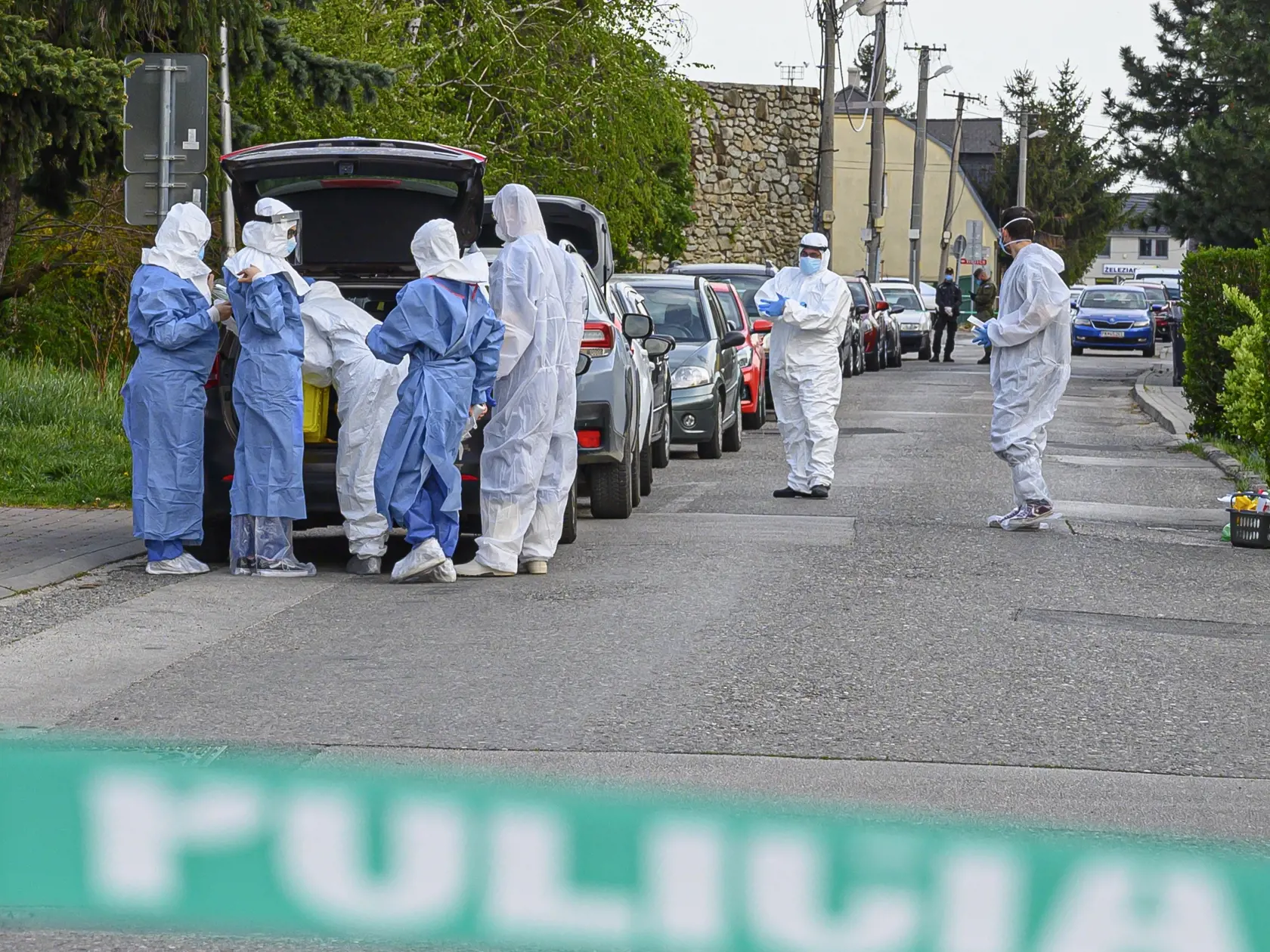 Päť zamestnancov a 42 klientov z Domova sociálnych služieb (DSS) Pezinok bolo pozitívne testovaných na nový koronavírus. Otestovaných bolo spolu 78 klientov a 25 ľudí z personálu. TASR o tom informovala hovorkyňa Regionálneho úradu verejného zdravotníctva Bratislava Katarína Nosálová. Na snímke Domov sociálnych služieb v Pezinku a ľudia v ochranných oblekoch 13. apríla 2020. FOTO TASR - Michal Svítok
