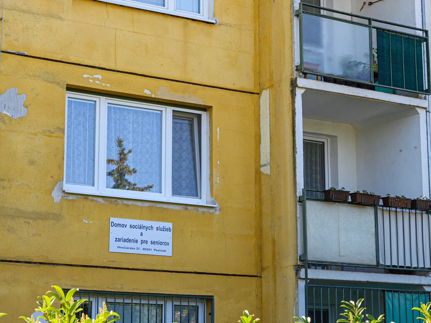 Na snímke Domov sociálnych služieb a zariadenie pre seniorov na Hrnčiarskej ulici v Pezinku, ktorý je od soboty 11. apríla 2020 v karanténe z dôvodu potvrdenia ochorenia COVID-19 u jedného z klientov. TASR o tom informovala vedúca tlačového oddelenia Bratislavského samosprávneho kraja Veronika Beňadiková. V Pezinku 12. apríla 2020. FOTO TASR - Michal Svítok