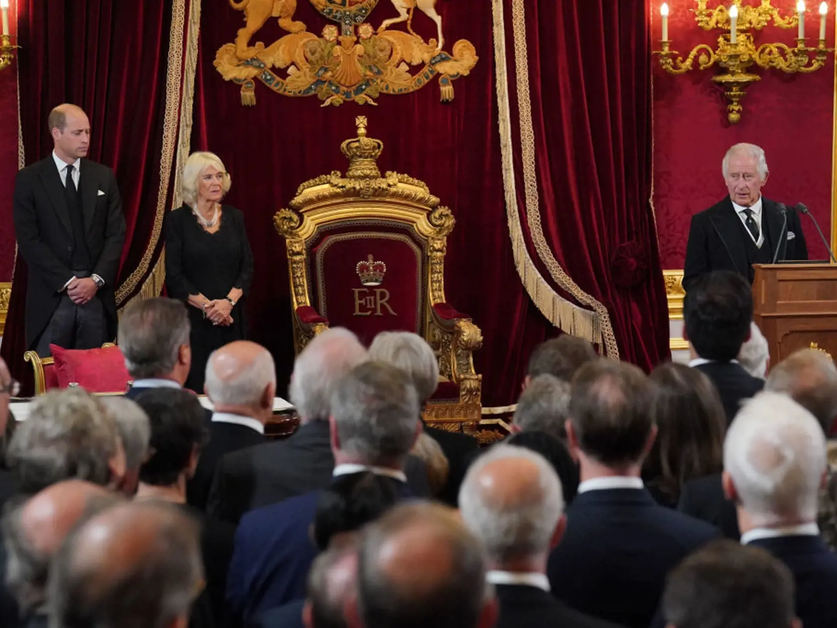 Kráľ Charles III., ktorého v sobotu rada pre nástupníctvo trónu v Londýne vyhlásila za nového britského kráľa, v Paláci svätého Jakuba v Londýne následne zložil a podpísal slávnostnú prísahu.  "Je mojou smutnou povinnosťou oznámiť vám smrť mojej milovanej matky, kráľovnej (Alžbety II.)," povedal Charles III. Dodal, že vie, ako hlboko s ním súcití celý národ a dokonca celý svet v dôsledku "nenapraviteľnej straty, akú sme my všetci utrpeli".