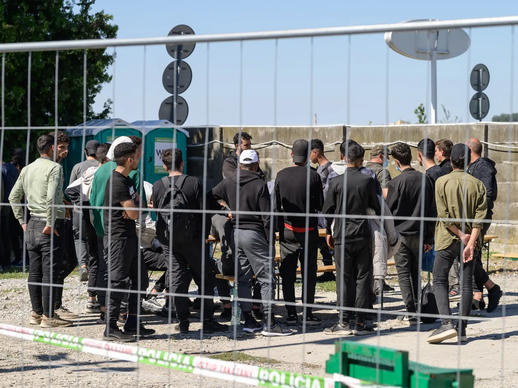 Na snímke nelegálni migranti, ktorí sú umiestnení v dočasnom pracovisku cudzineckej polície v priestoroch Okresného riaditeľstva Hasičského a záchranného zboru v Nových Zámkoch v utorok 5. septembra 2023. Migrantov, ktorí čakajú na registráciu na cudzineckej polícii, sem presunuli z centra mesta. FOTO TASR - Henrich Mišovič 