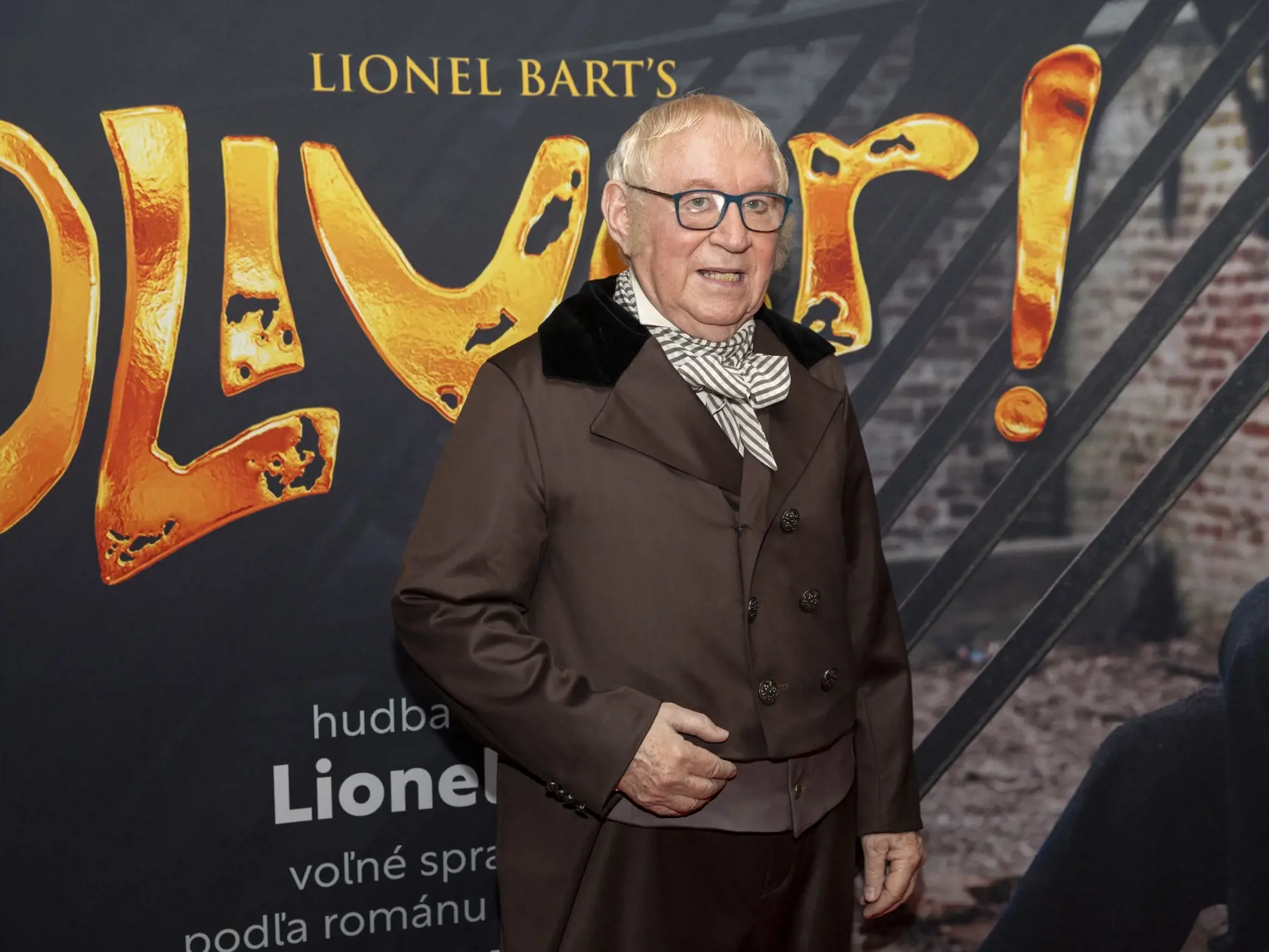  Na snímke je premiéra muzikálu Oliver.
Herec Karol Čálik