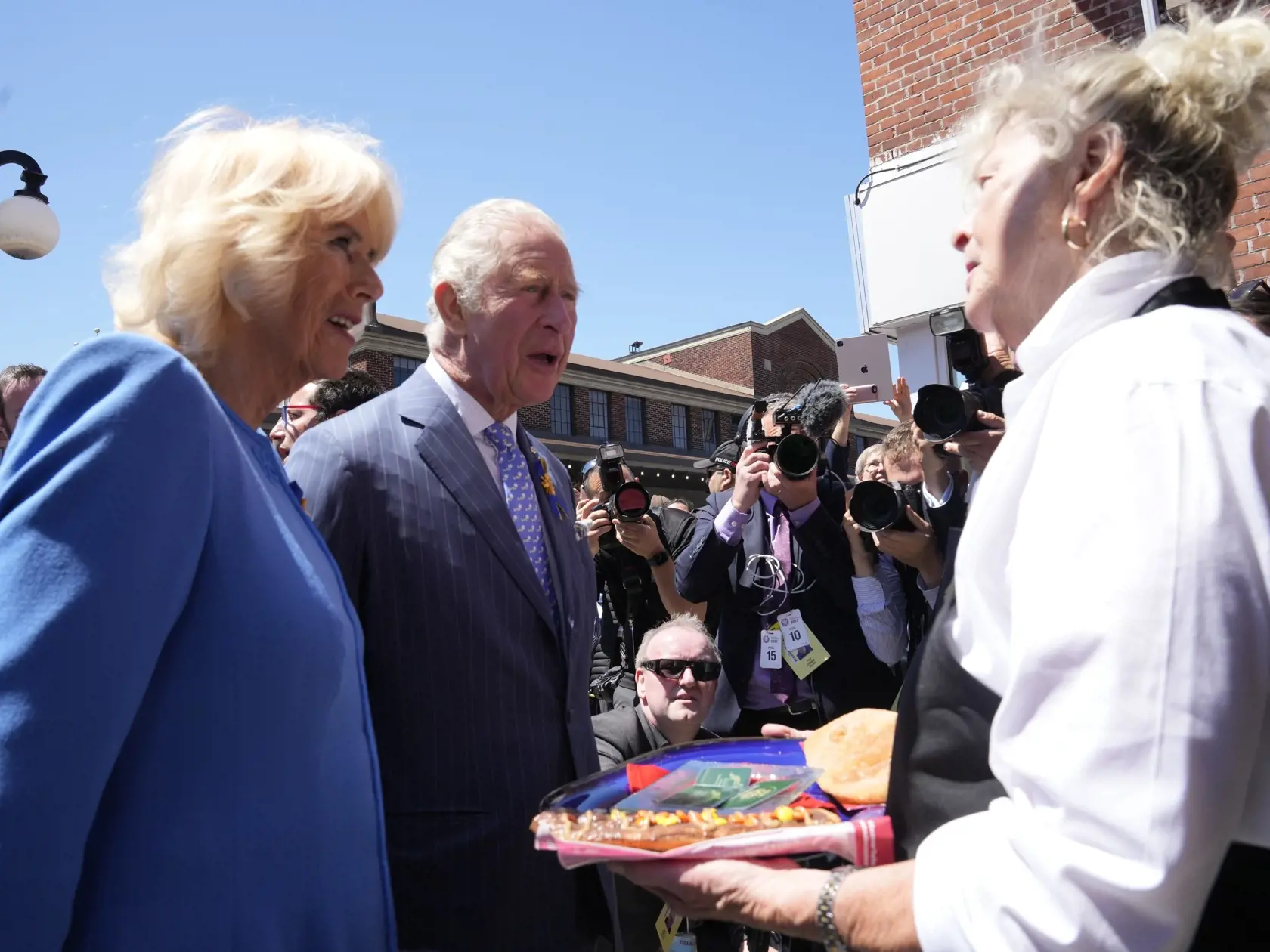 EBE 40 Ottawa - Britský princ Charles a jeho manželka Camilla, vojvodkyňa z Cornwallu počas návštevy na trhu na Byward Market  v Ottawe v rámci  trojdňového kanadského turné 18. mája 2022. FOTO TASR/AP