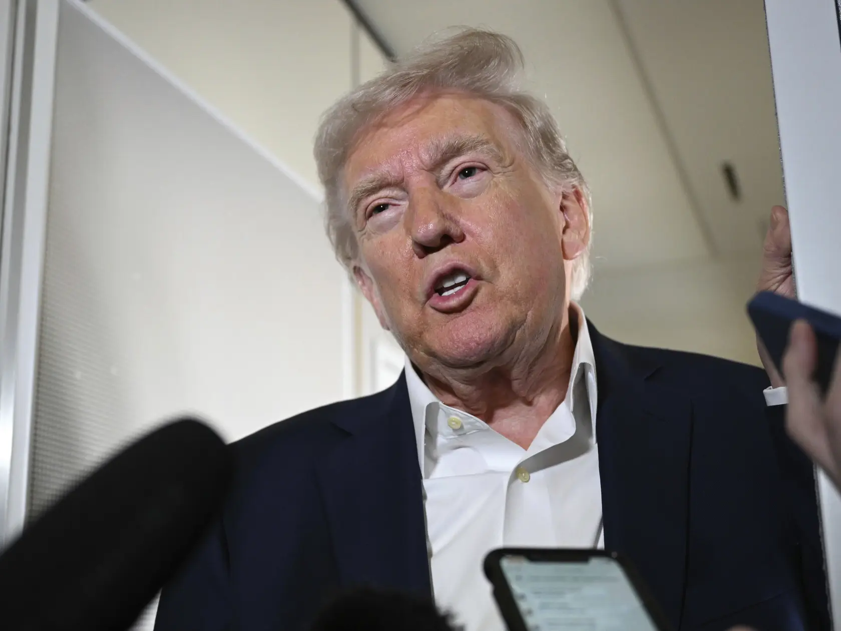 AZ8 - Na snímke prezident USA Donald Trump na palube lietadla odpovedá na otázky reportérov počas cesty do West Palm Beach v americkom štáte Florida 11. apríla 2025. Trump v piatok neskoro večer vyhlásil, že sa cíti „vo veľmi dobrej kondícii“ po tom, čo absolvoval svoju prvú zdravotnú prehliadku od návratu do prezidentského úradu. FOTO TASR/AP 

President Donald Trump talks to reporters on board Air Force One on the way to Palm Beach International Airport, in West Palm Beach, Fla., Friday, April 11, 2025. (Pool via AP)