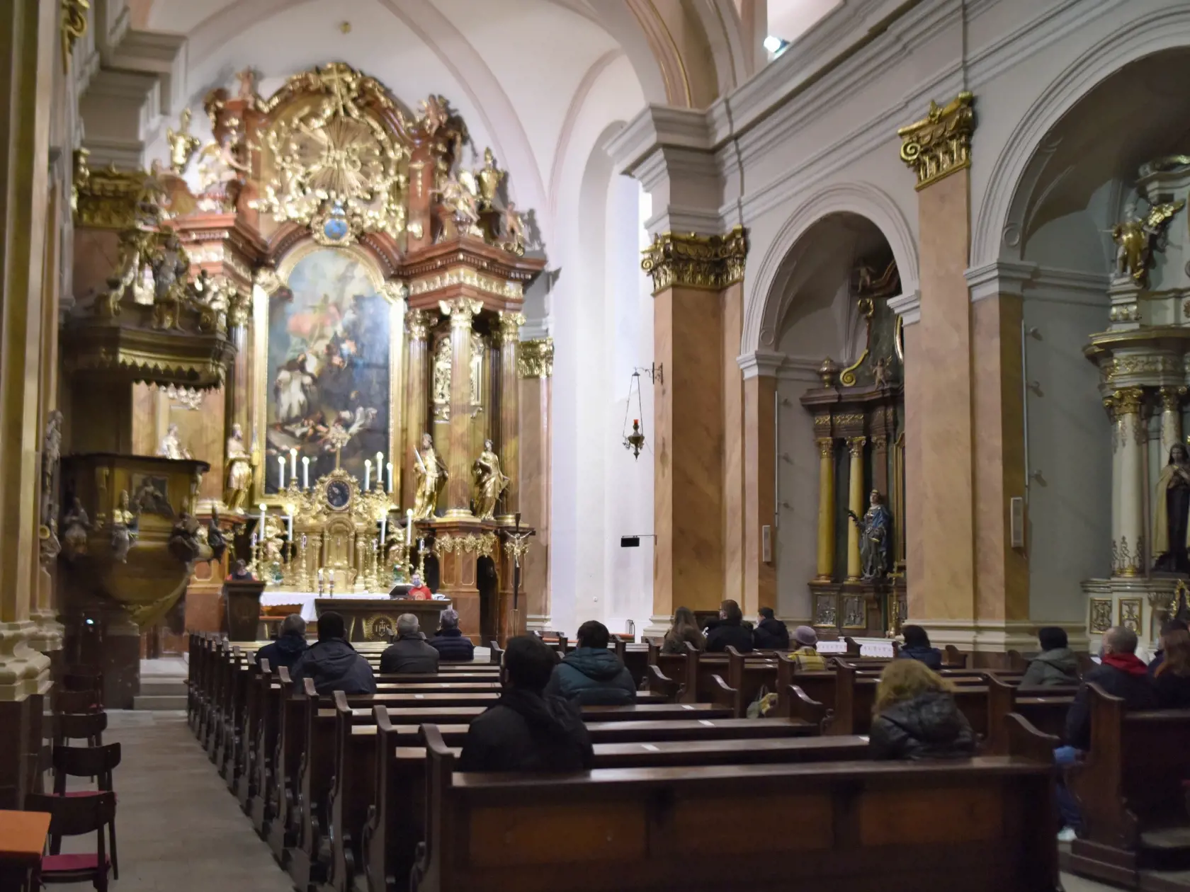 Úrad verejného zdravotníctva (ÚVZ) SR odporúča požiadať o individuálnu duchovnú a pastoračnú službu v rámci novej výnimky zo zákazu vychádzania iba vo výnimočných prípadoch.