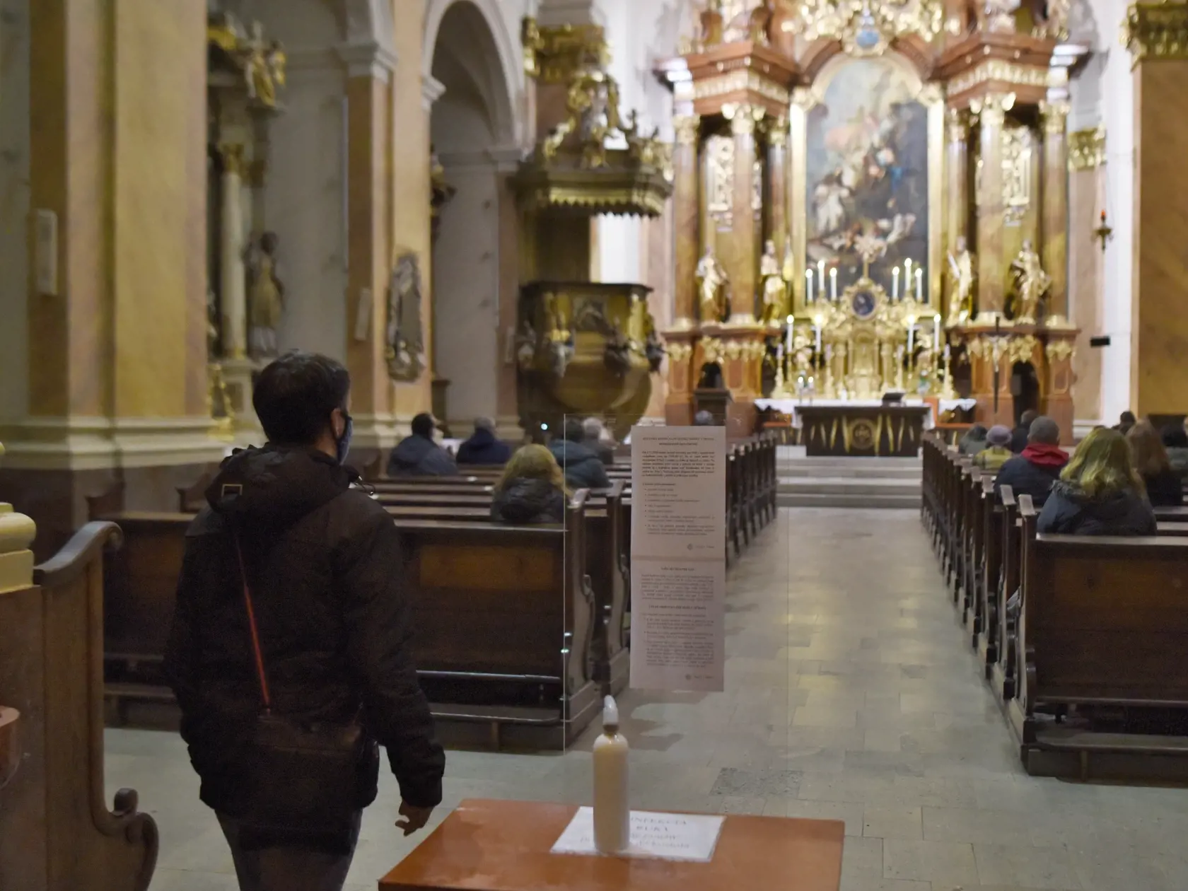 Úrad verejného zdravotníctva (ÚVZ) SR odporúča požiadať o individuálnu duchovnú a pastoračnú službu v rámci novej výnimky zo zákazu vychádzania iba vo výnimočných prípadoch.