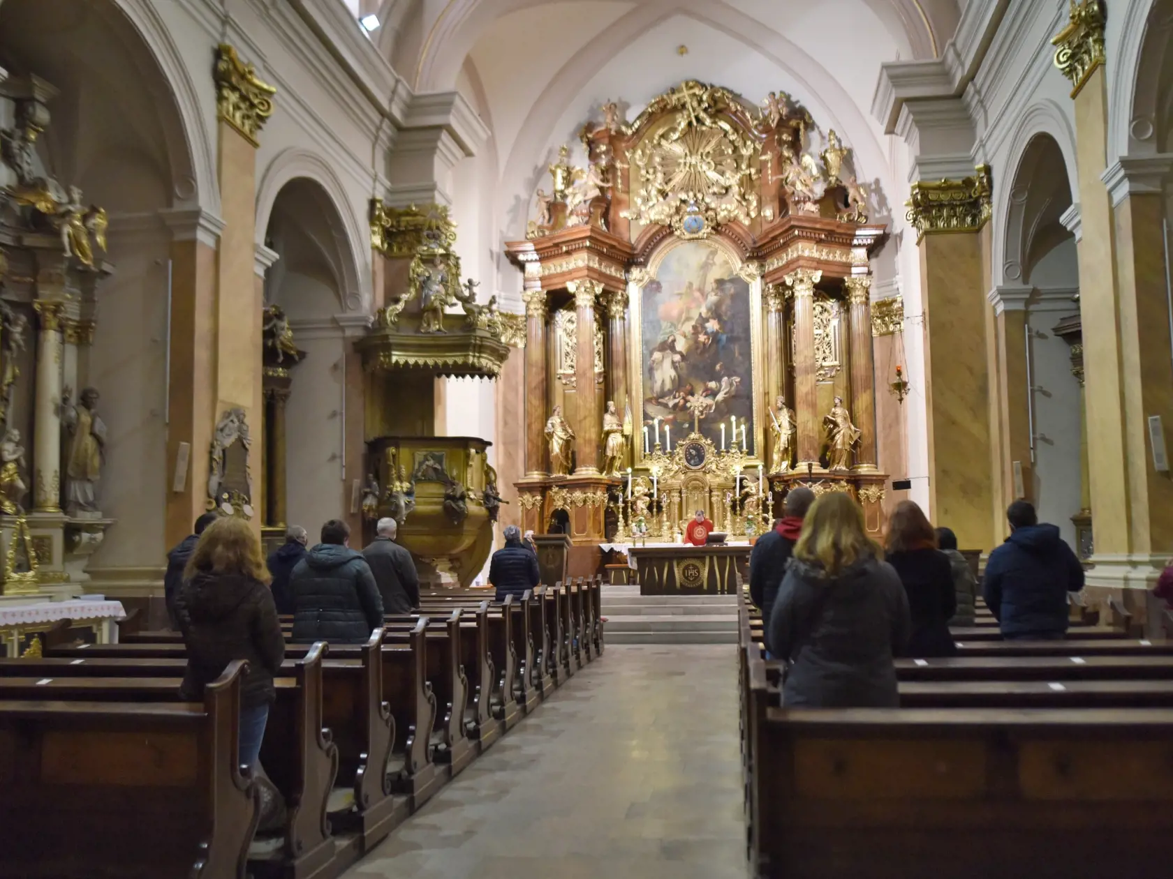 Úrad verejného zdravotníctva (ÚVZ) SR odporúča požiadať o individuálnu duchovnú a pastoračnú službu v rámci novej výnimky zo zákazu vychádzania iba vo výnimočných prípadoch.