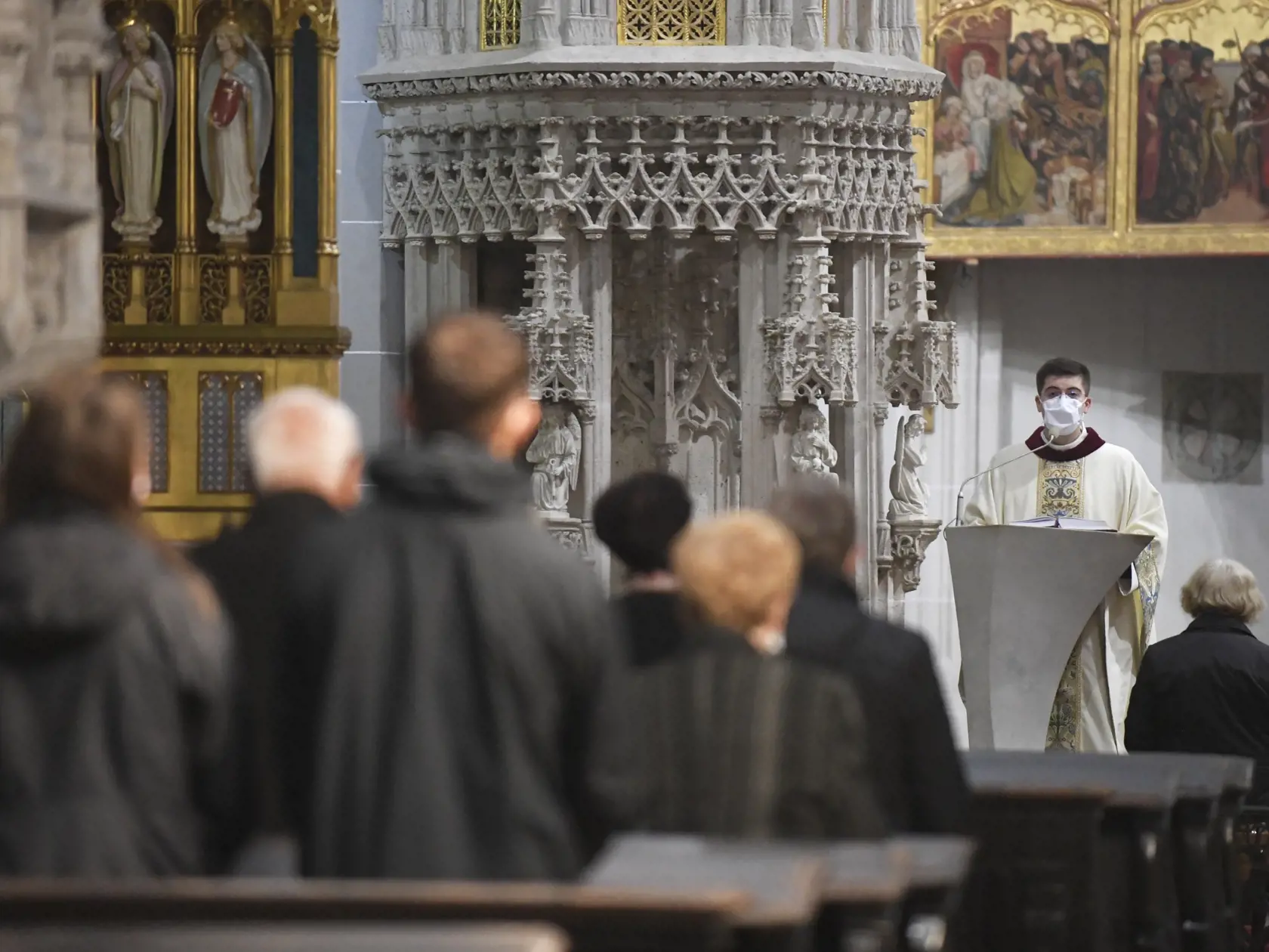 Úrad verejného zdravotníctva (ÚVZ) SR odporúča požiadať o individuálnu duchovnú a pastoračnú službu v rámci novej výnimky zo zákazu vychádzania iba vo výnimočných prípadoch.