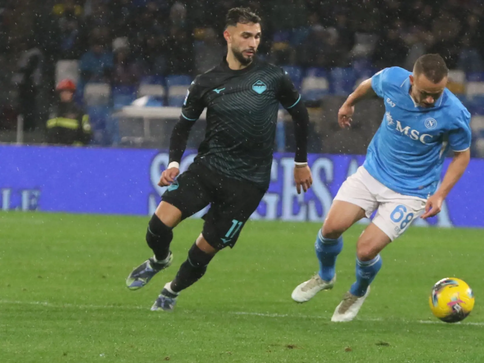WA 19 Neapol - Slovenský futbalista SSC Neapol Stanislav Lobotka (vpravo) a hráč Lazia Taty Castellanos bojujú o loptu počas zápasu 15. kola talianskej Serie A medzi SSC Neapol a Lazio Rím v Neapole v nedeľu 8. decembra 2024. FOTO TASR/ANSA

 Lazio's forward Taty Castellanos (L) and  Napoli’s midfielder Stanislav Lobotka (R)  in action during the Italian Serie A soccer match SSC Napoli vs  SS Lazio at ' Diego Armando Maradona' stadium in Naples, Italy,  8 December 2024  
ANSA / CESARE ABBATE