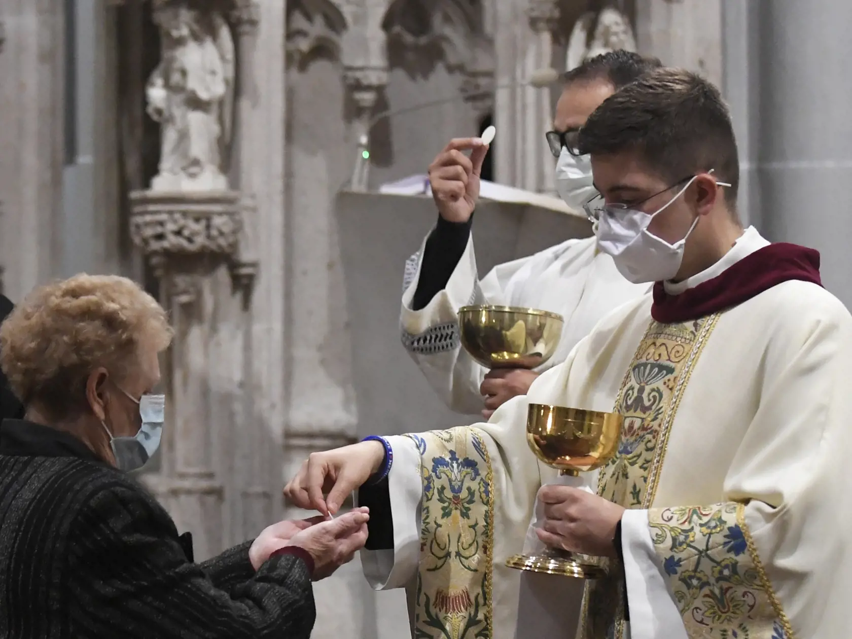 Úrad verejného zdravotníctva (ÚVZ) SR odporúča požiadať o individuálnu duchovnú a pastoračnú službu v rámci novej výnimky zo zákazu vychádzania iba vo výnimočných prípadoch.