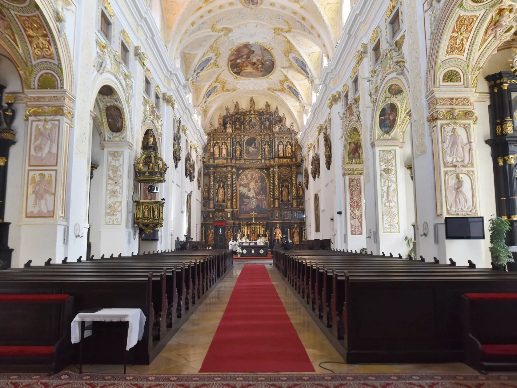 Úrad verejného zdravotníctva (ÚVZ) SR odporúča požiadať o individuálnu duchovnú a pastoračnú službu v rámci novej výnimky zo zákazu vychádzania iba vo výnimočných prípadoch.