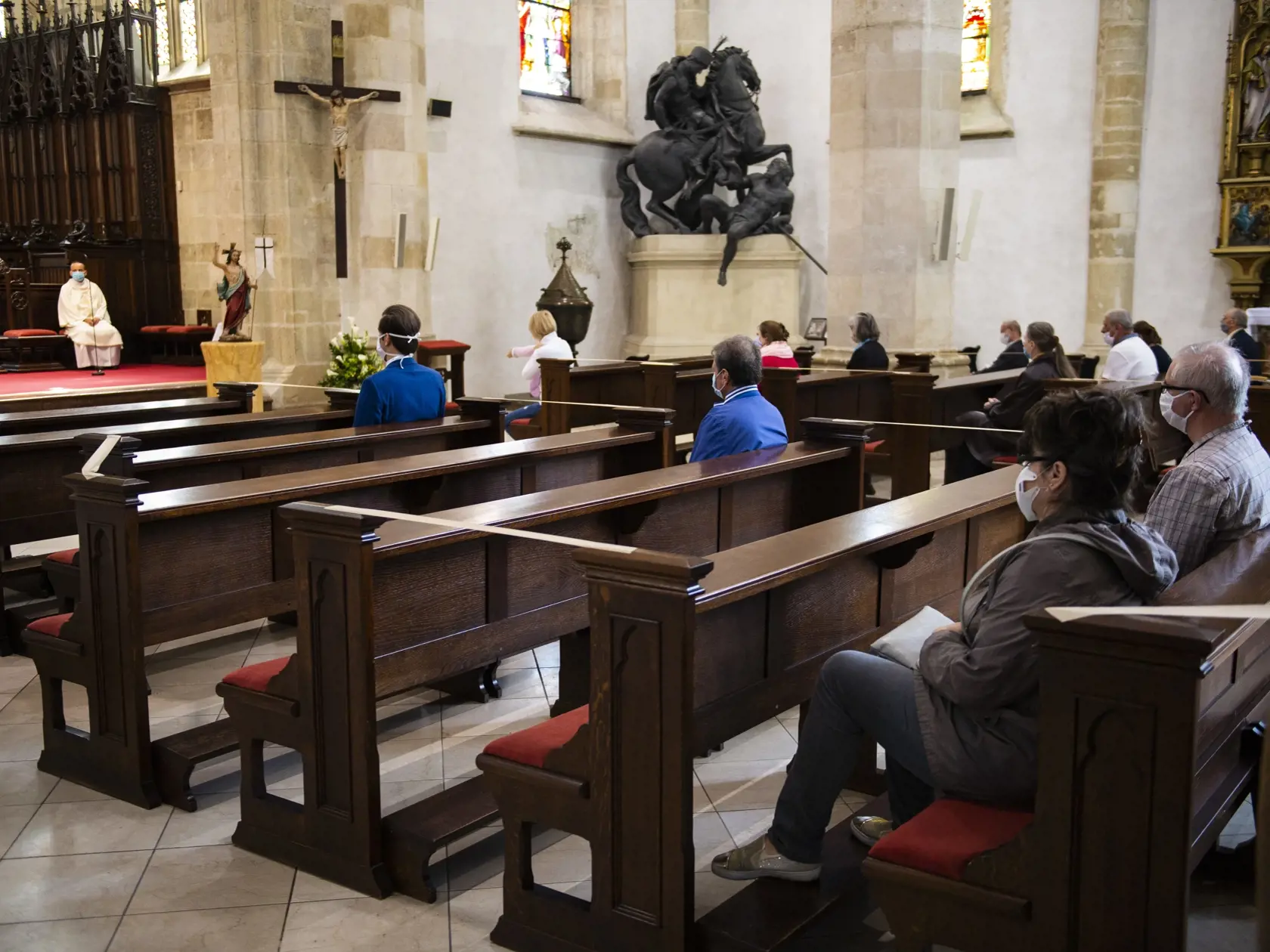 Úrad verejného zdravotníctva (ÚVZ) SR odporúča požiadať o individuálnu duchovnú a pastoračnú službu v rámci novej výnimky zo zákazu vychádzania iba vo výnimočných prípadoch.