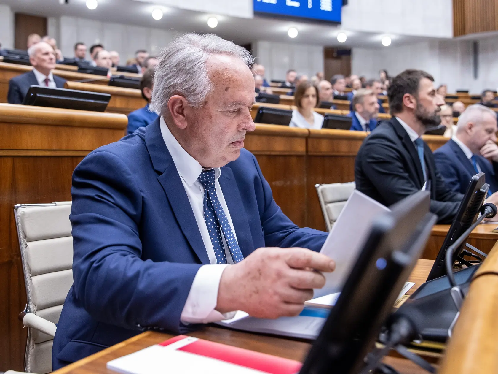 Na snímke nový poslanec NRSR Miroslav Radačovský, ktorý zložil poslanecký sľub.
