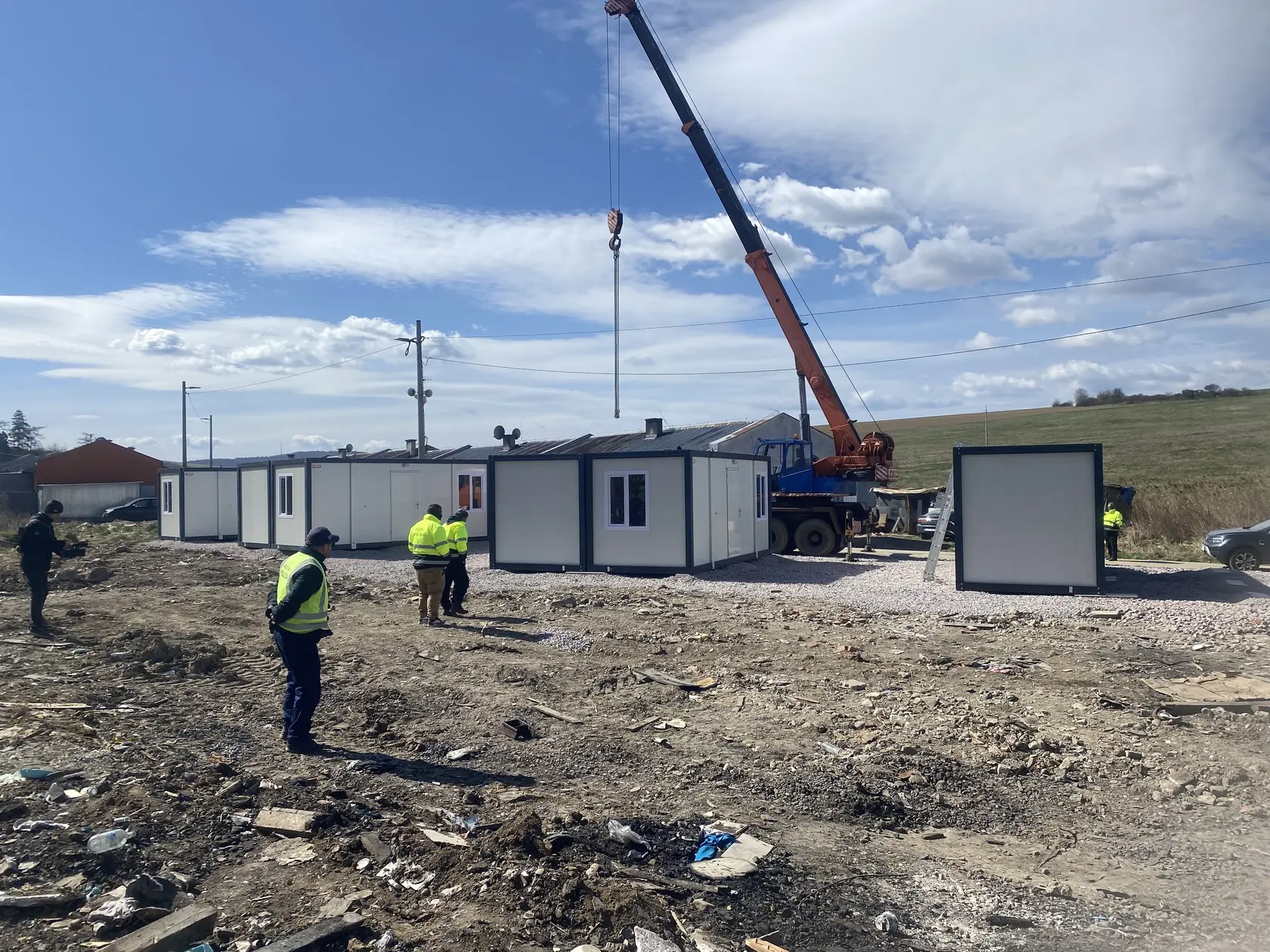 Do osady vo Veľkom Šariši, na miesto, kde pri tragickom požiari z 19. na 20. marca zhorelo niekoľko obydlí, priviezli 7 nových unimobuniek. Po ich zapojení na elektrickú energiu budú odovzdané do užívania evakuovaným osobám. 