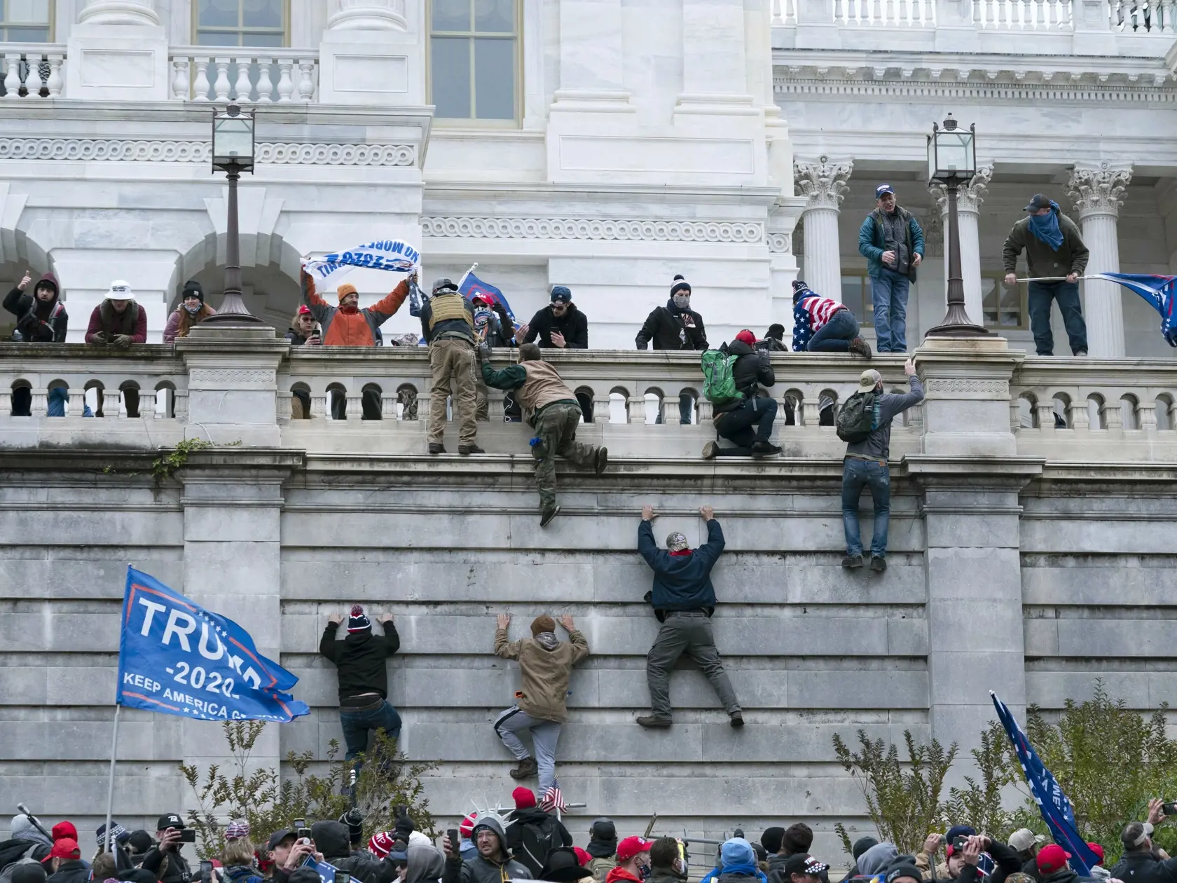 Demonštranti, ktorí nesúhlasia s výsledkami volieb v USA, útočili na policajné zložky a prenikli do budovy kongresu.