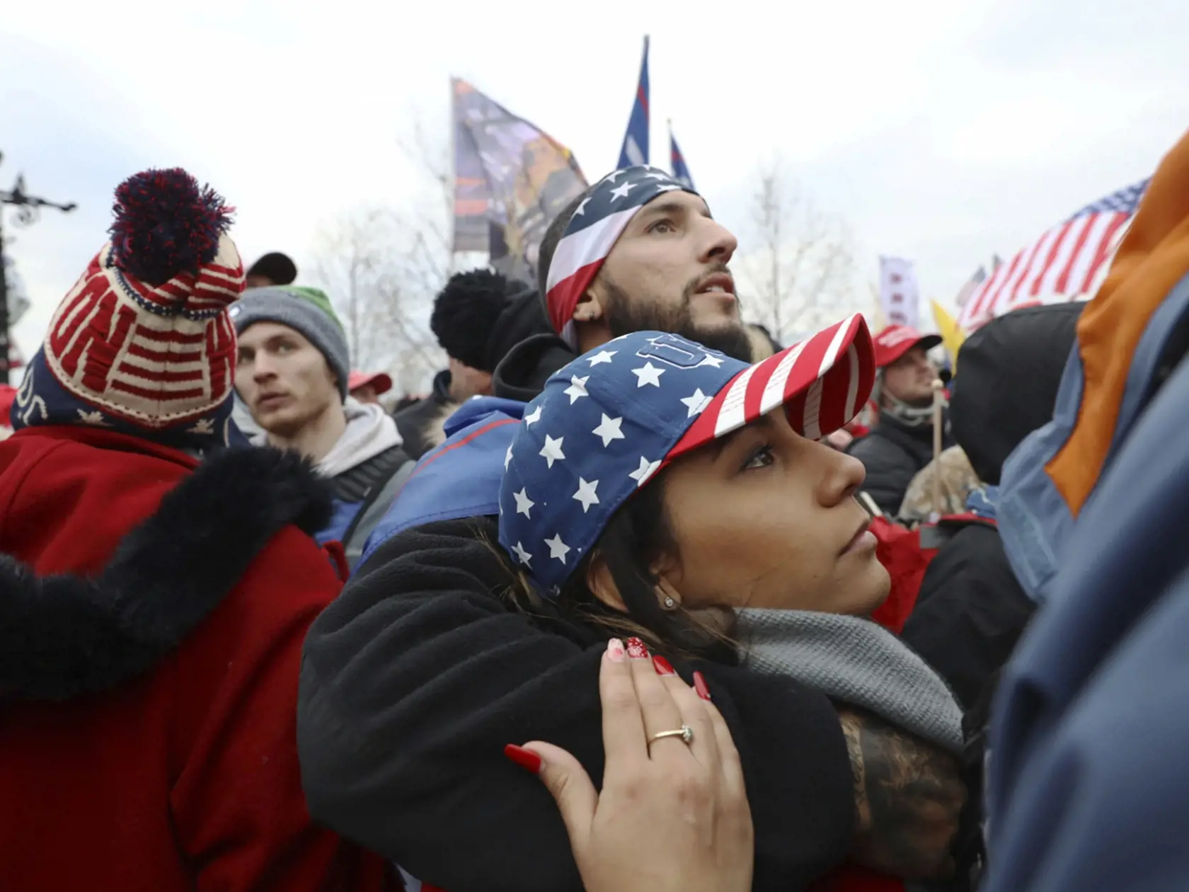 Demonštranti, ktorí nesúhlasia s výsledkami volieb v USA, útočili na policajné zložky a prenikli do budovy kongresu.